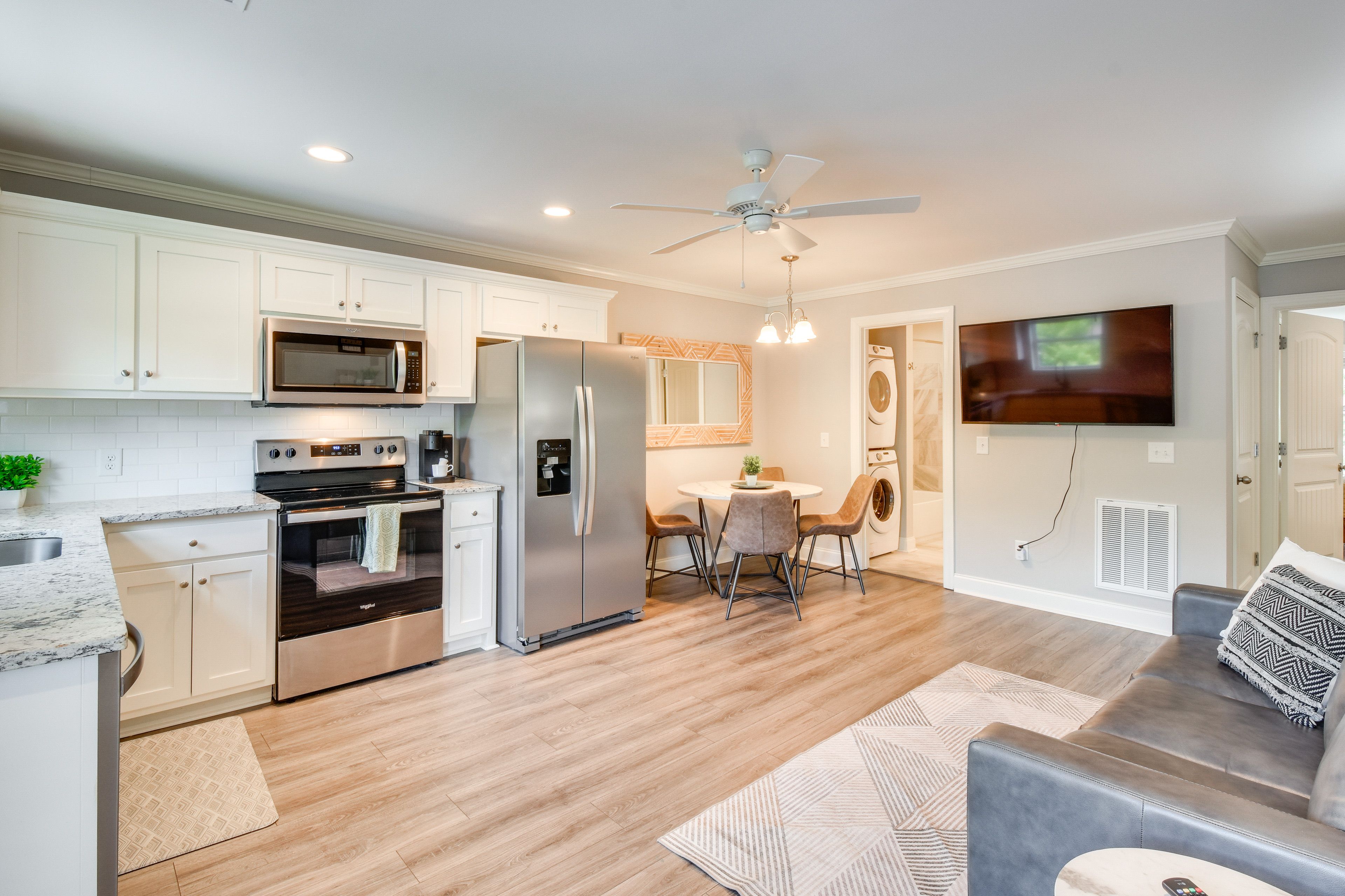 Living Room | Queen Sleeper Sofa | Free WiFi | Central A/C & Heating | Smart TV