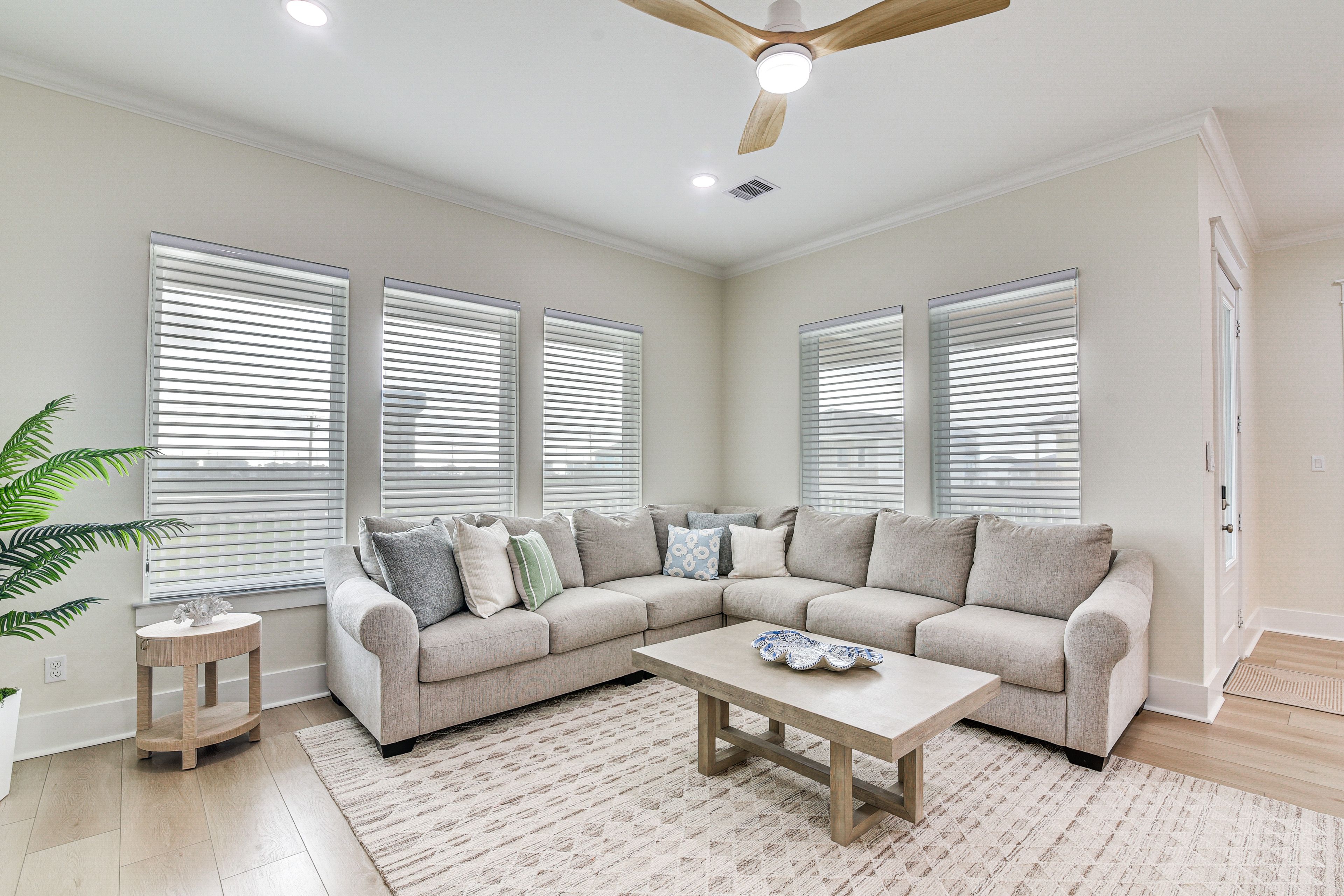 Living Room | Smart TV | Central Heating & A/C | Free WiFi