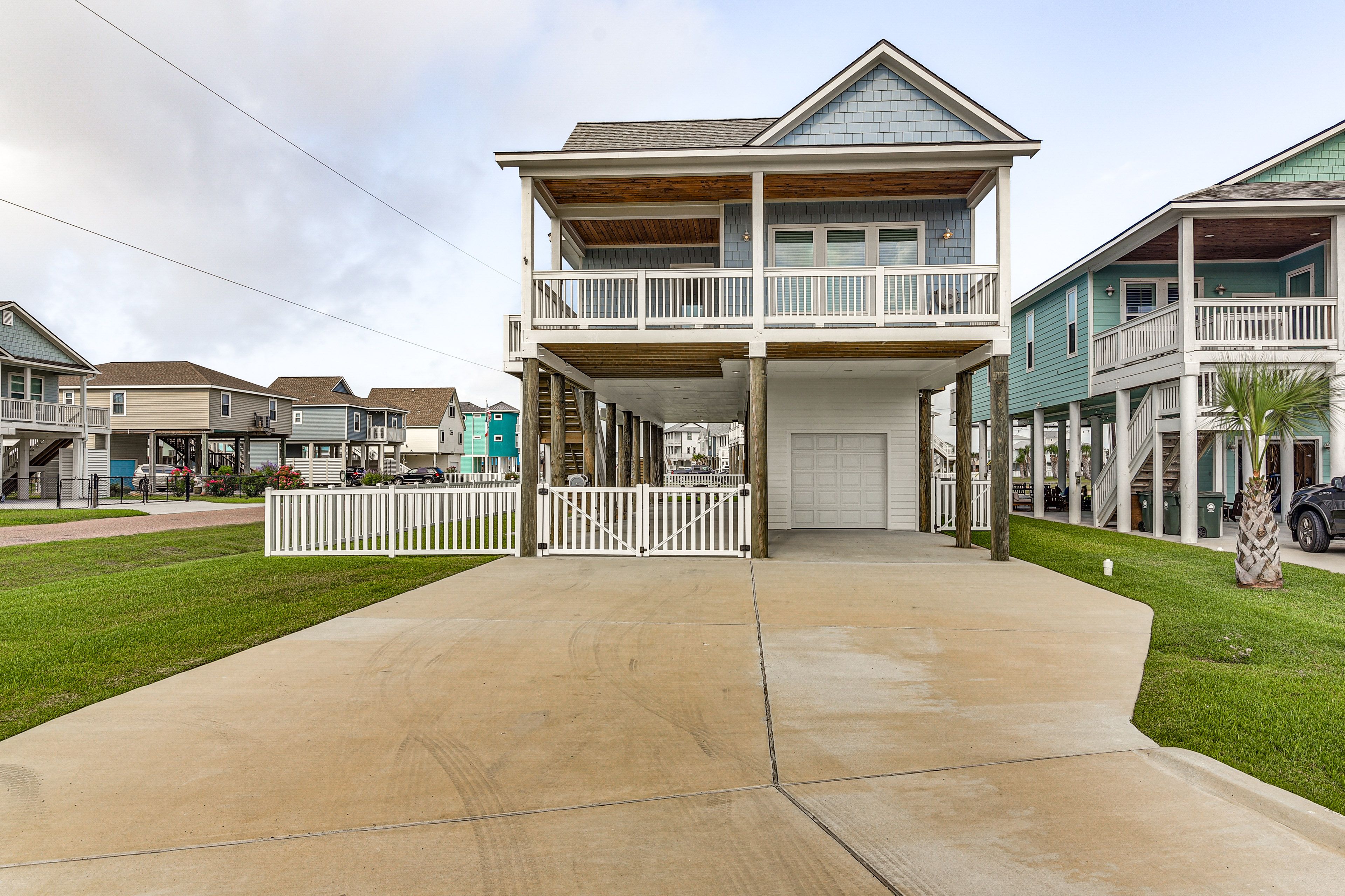 Exterior | Parking | Driveway (4 Vehicles)