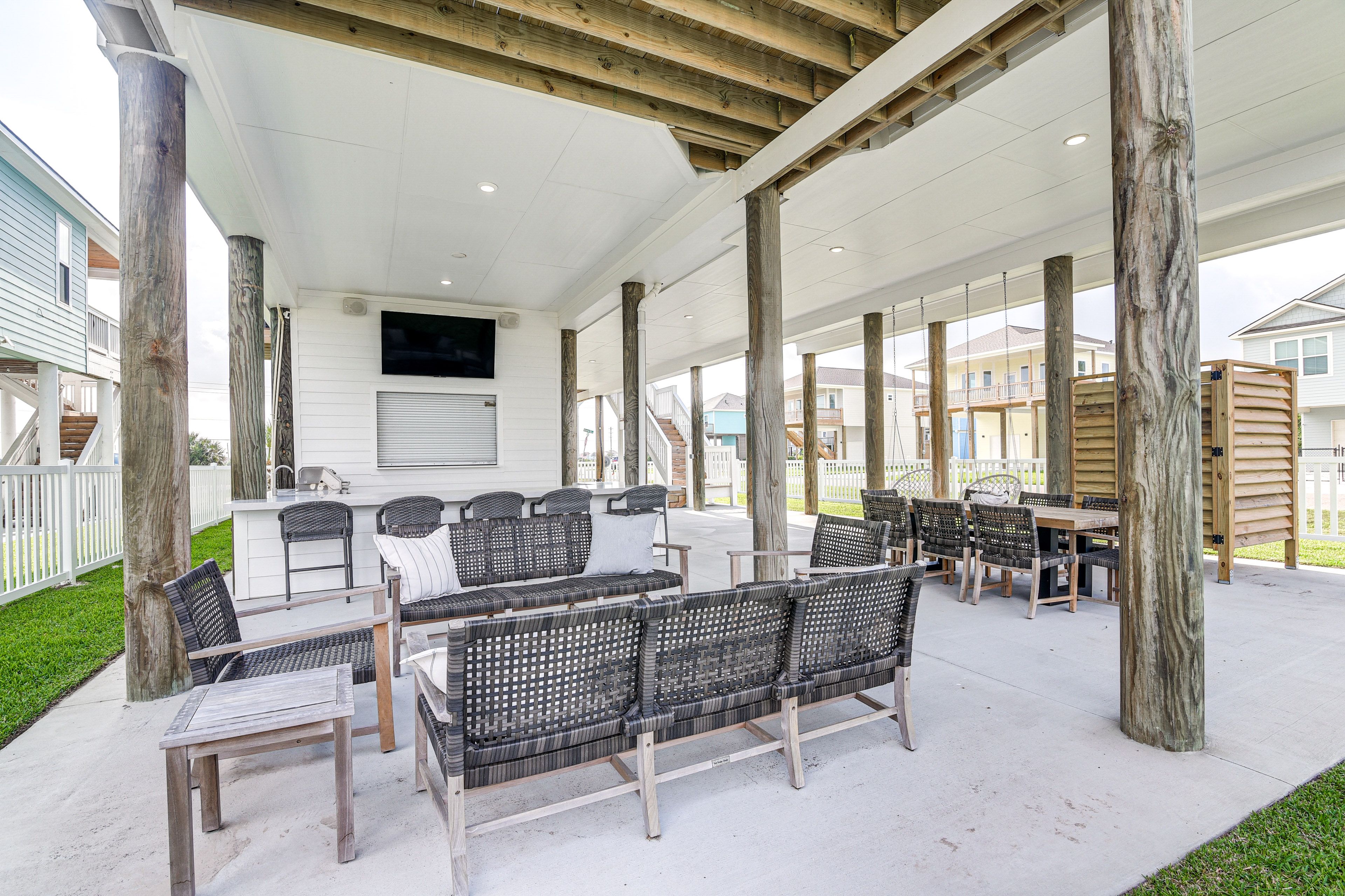 Covered Patio | Outdoor Kitchen | Outdoor Seating & Dining
