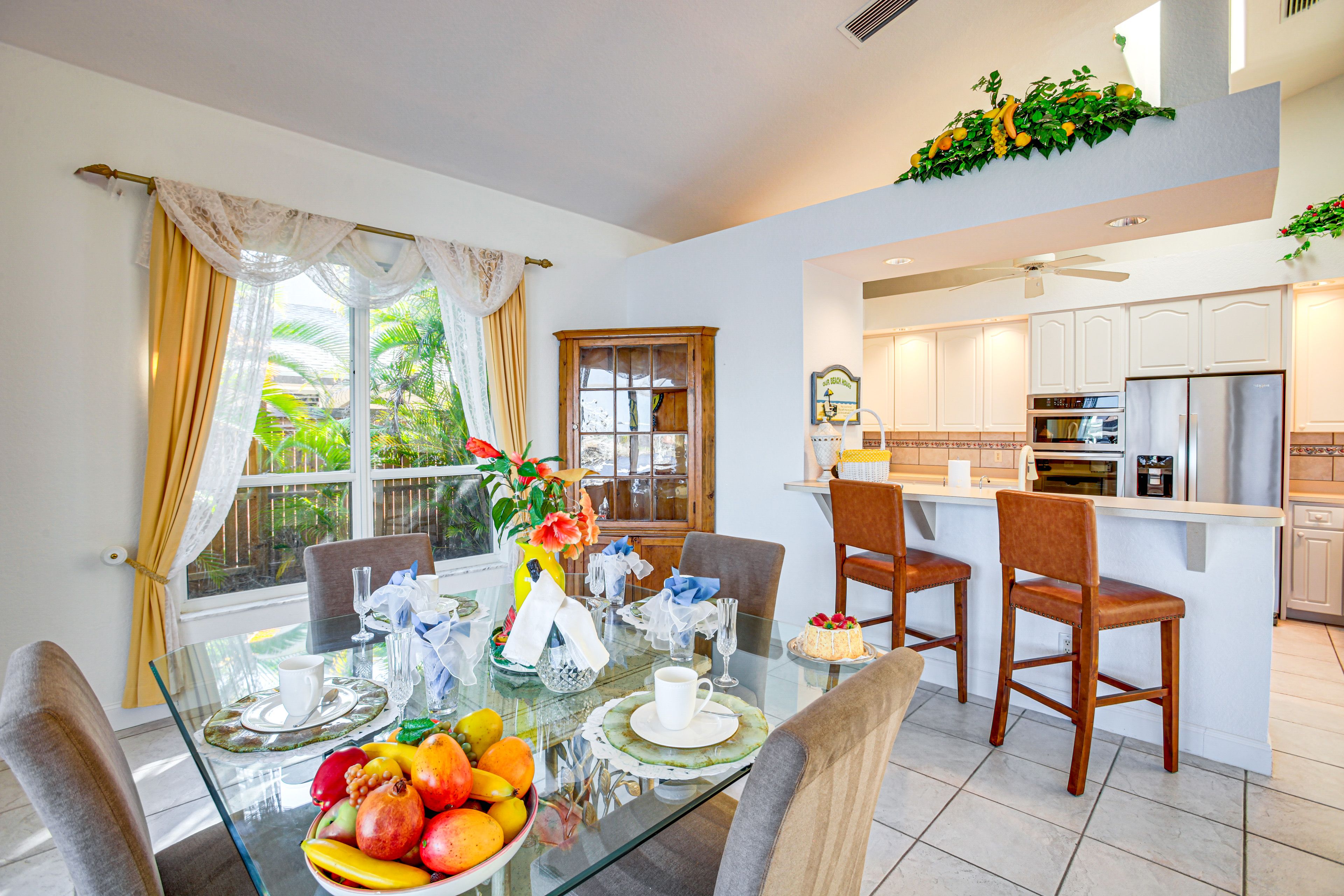 Dining Area | Dishware/Flatware Provided