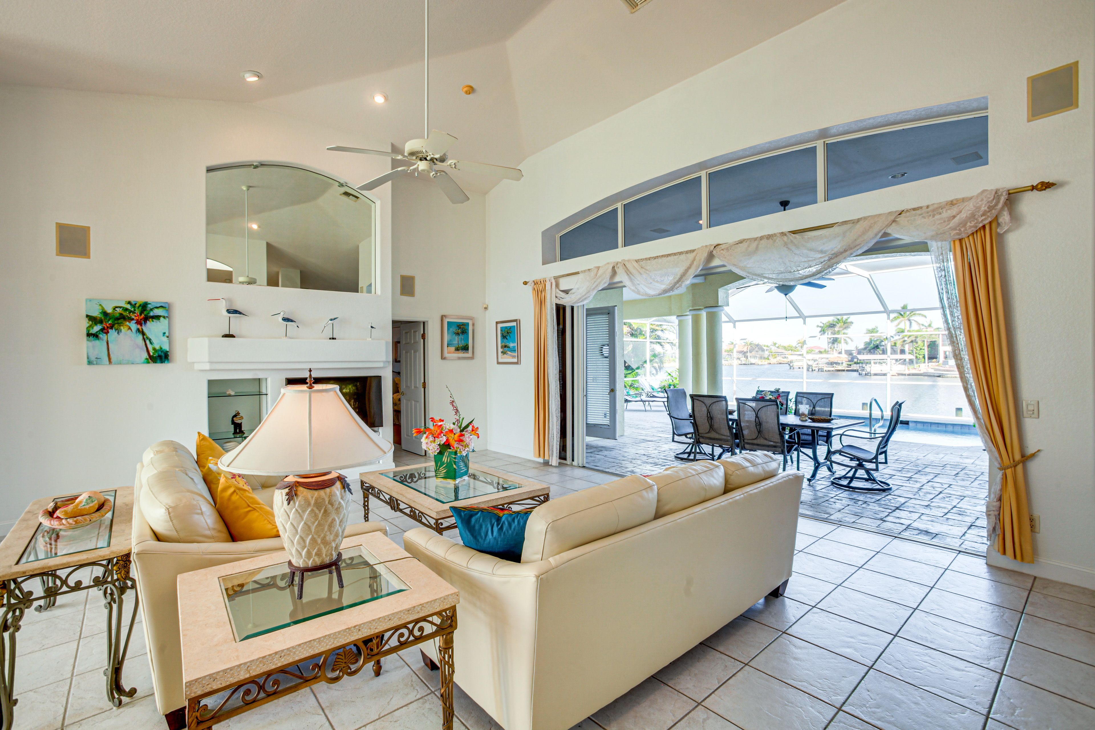 Living Room | Free WiFi | Central Heating & A/C | Smart TV