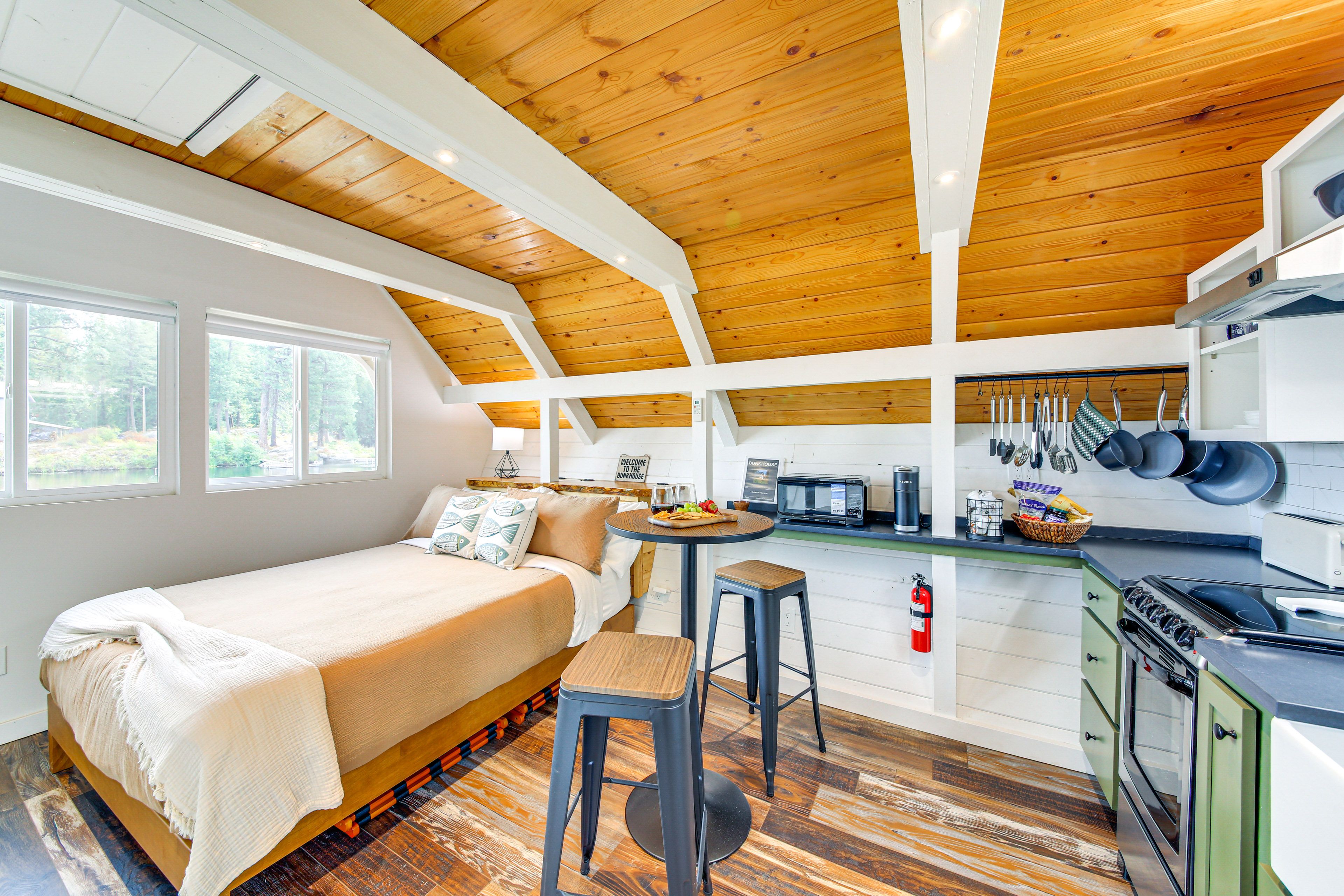 Dining Area | Kitchen | Microwave | 1st Floor