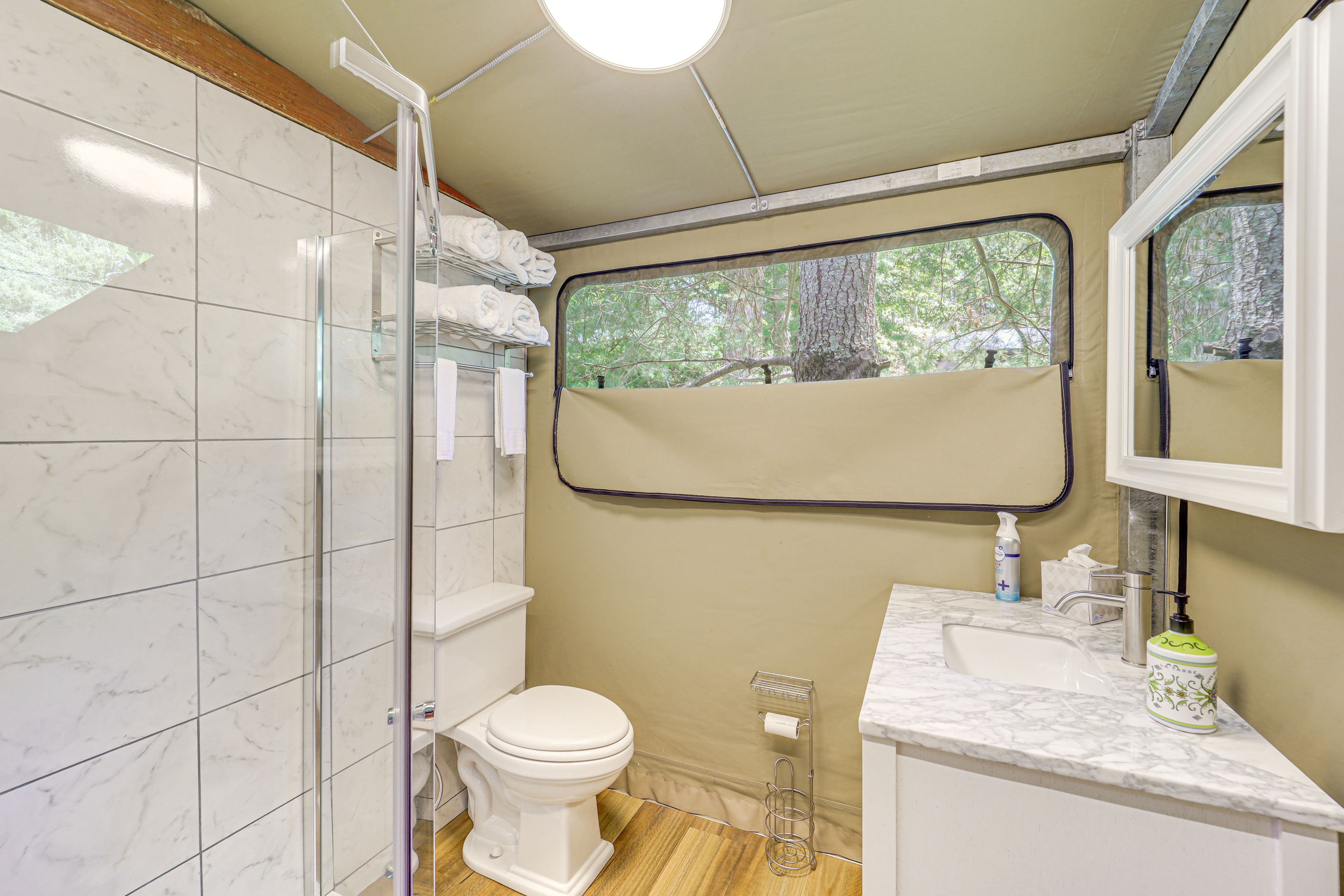Full Bathroom | Towels Provided