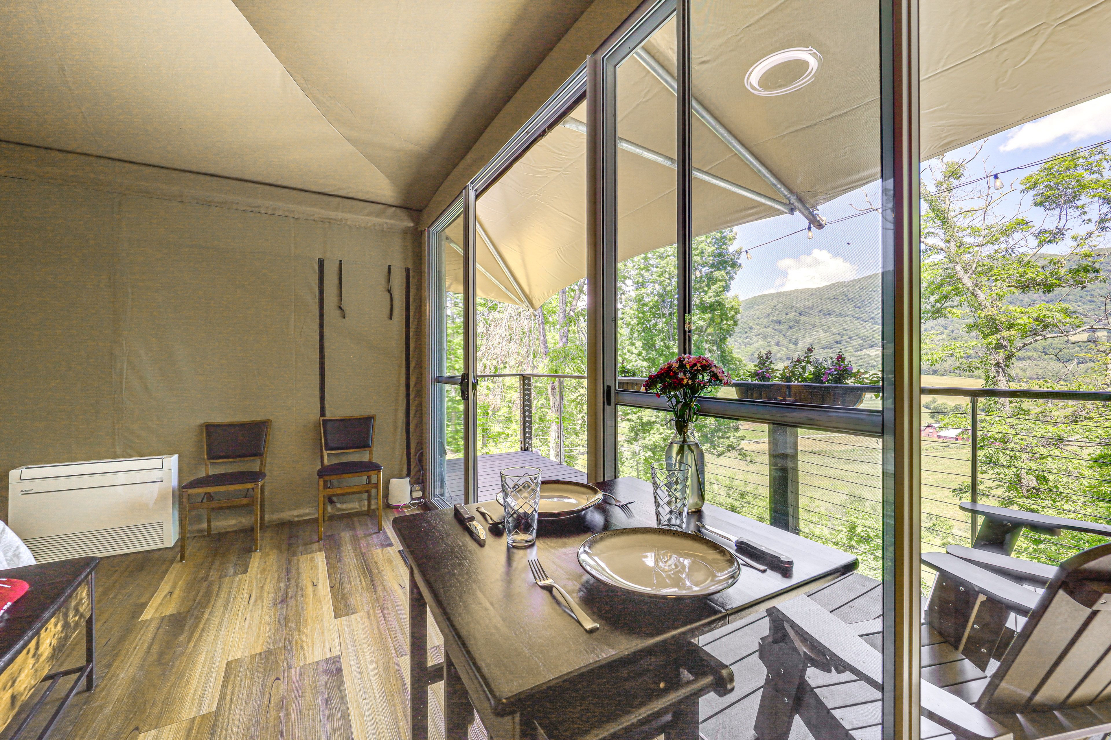 Dining Area | Dishware/Flatware Provided