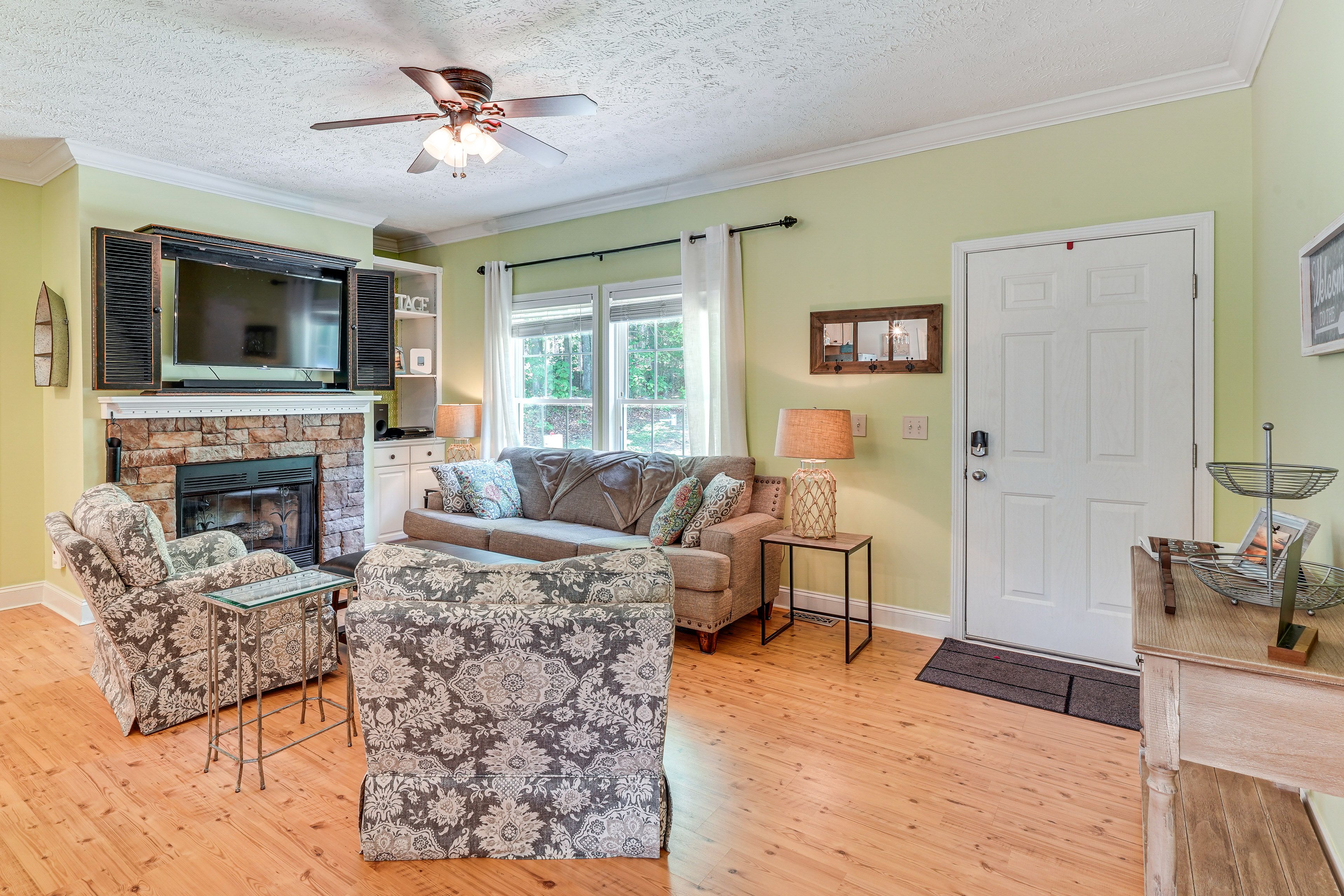 Living Room | Wood-Burning Fireplace | Smart TV | Free WiFi