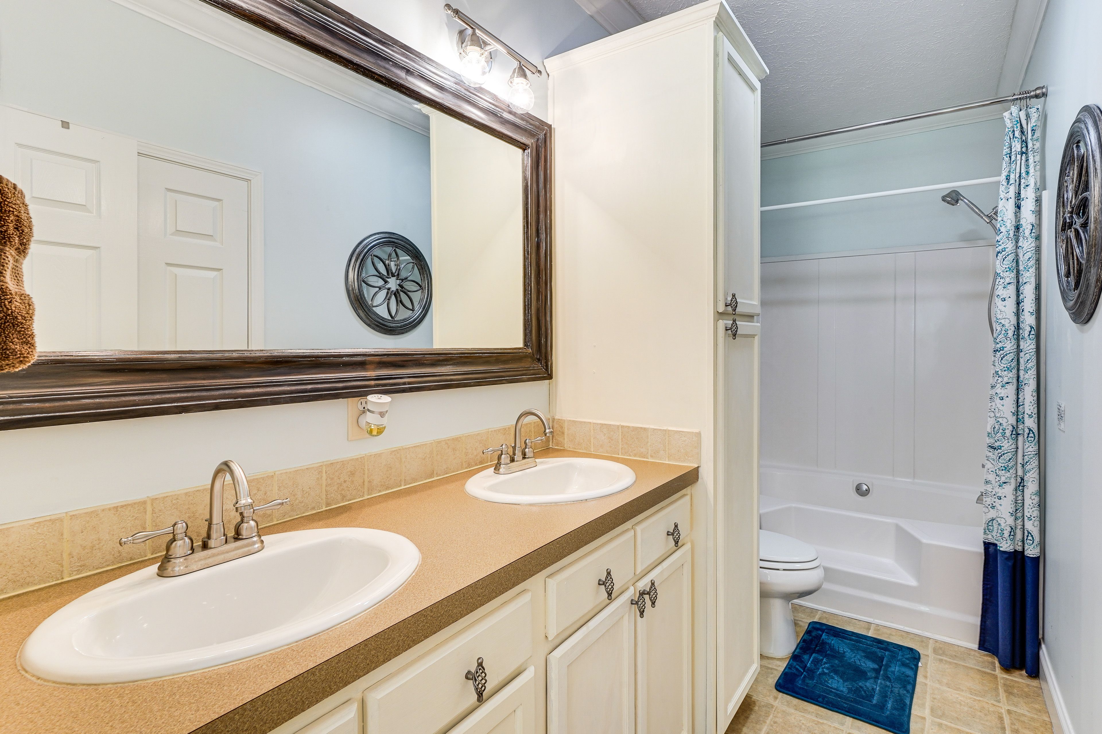 En-Suite Bathroom | Towels Provided