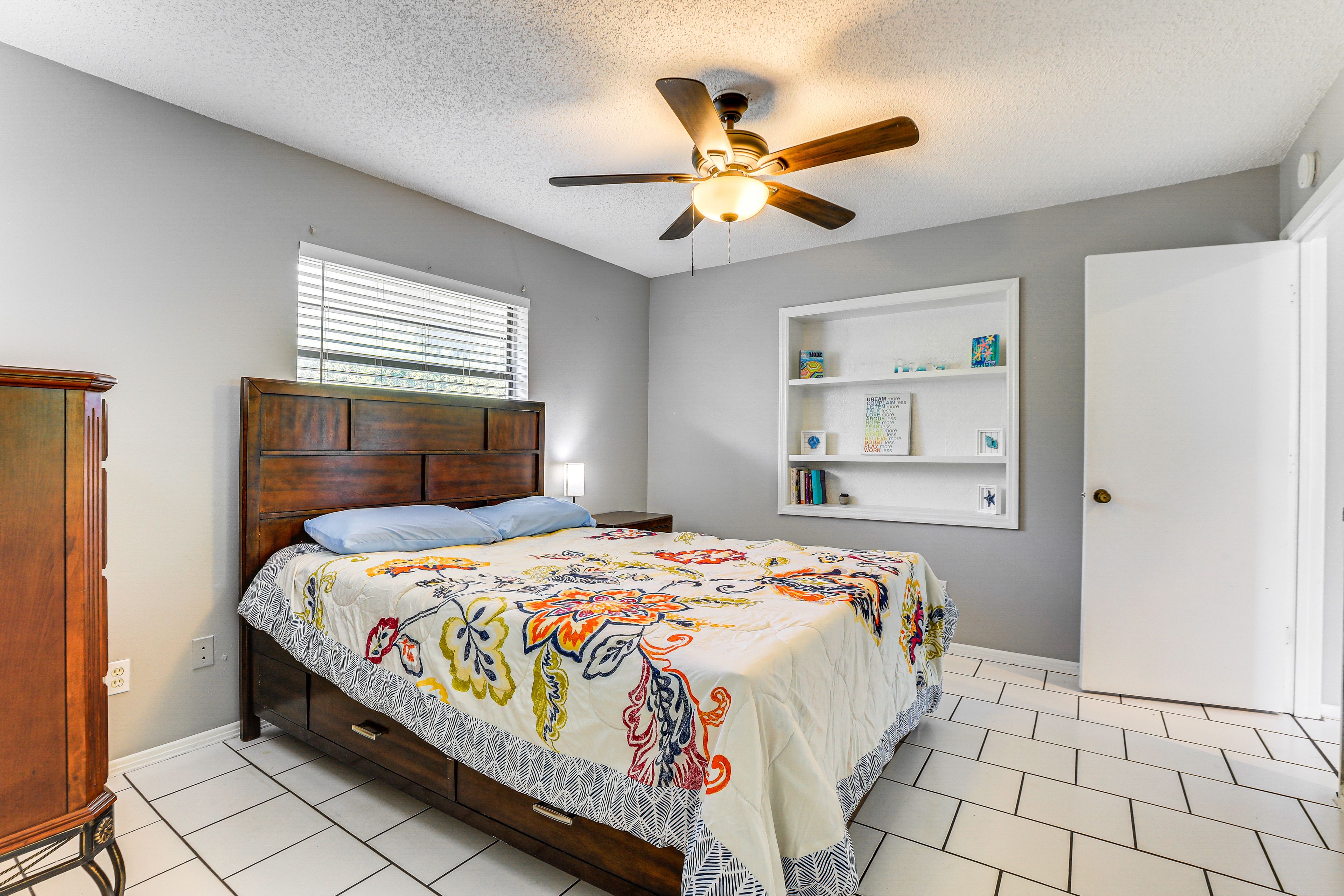 Bedroom 1 | Queen Bed
