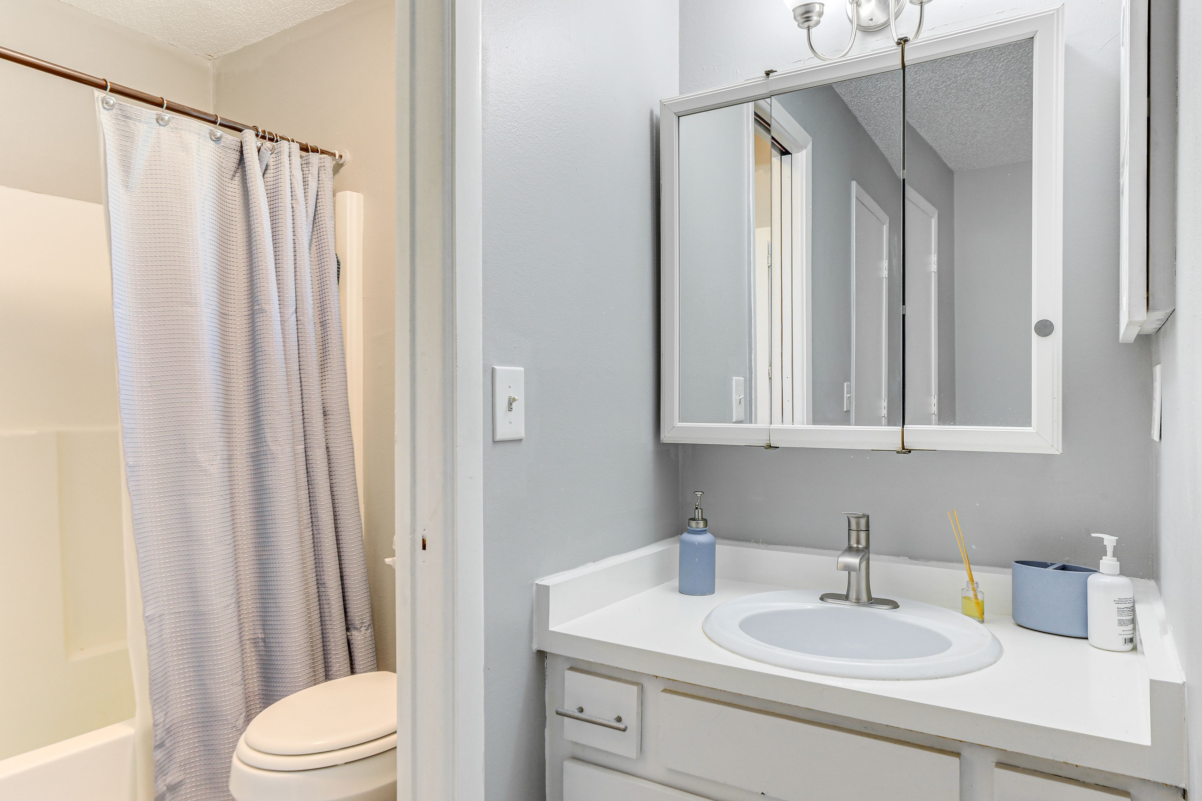 Full Bathroom | Towels Provided