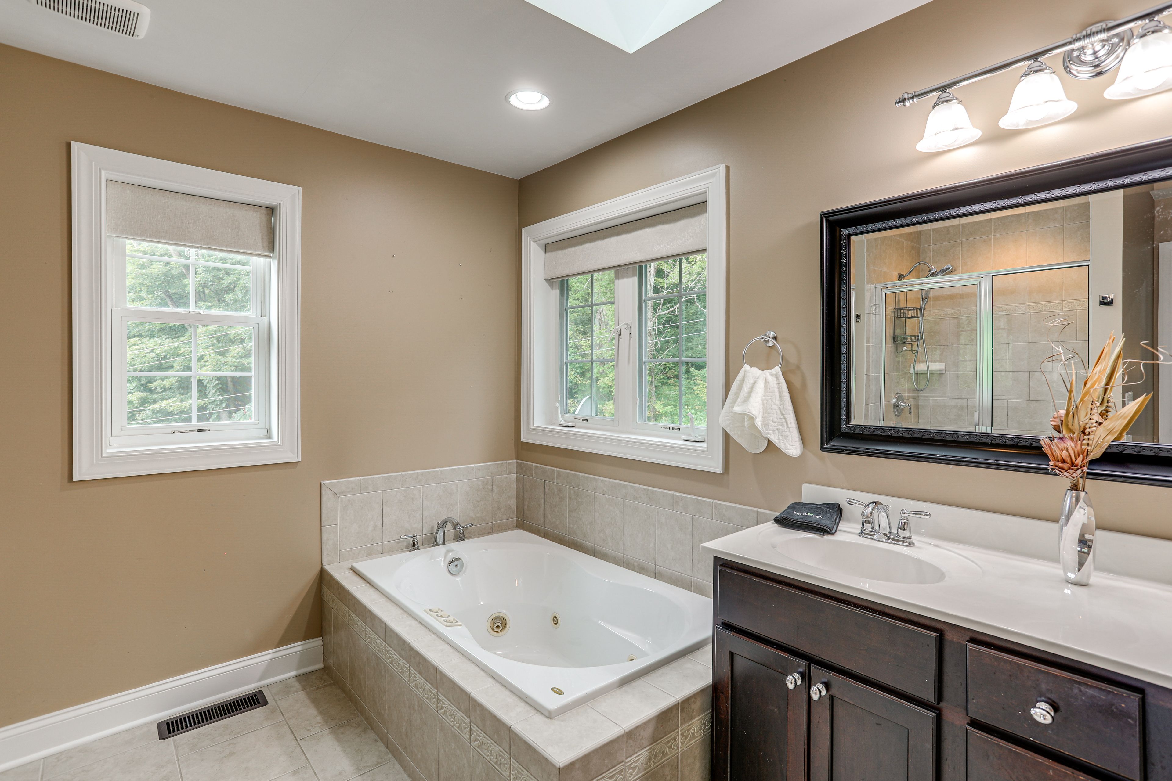 En-Suite Bathroom | Linens Provided | Upper Level