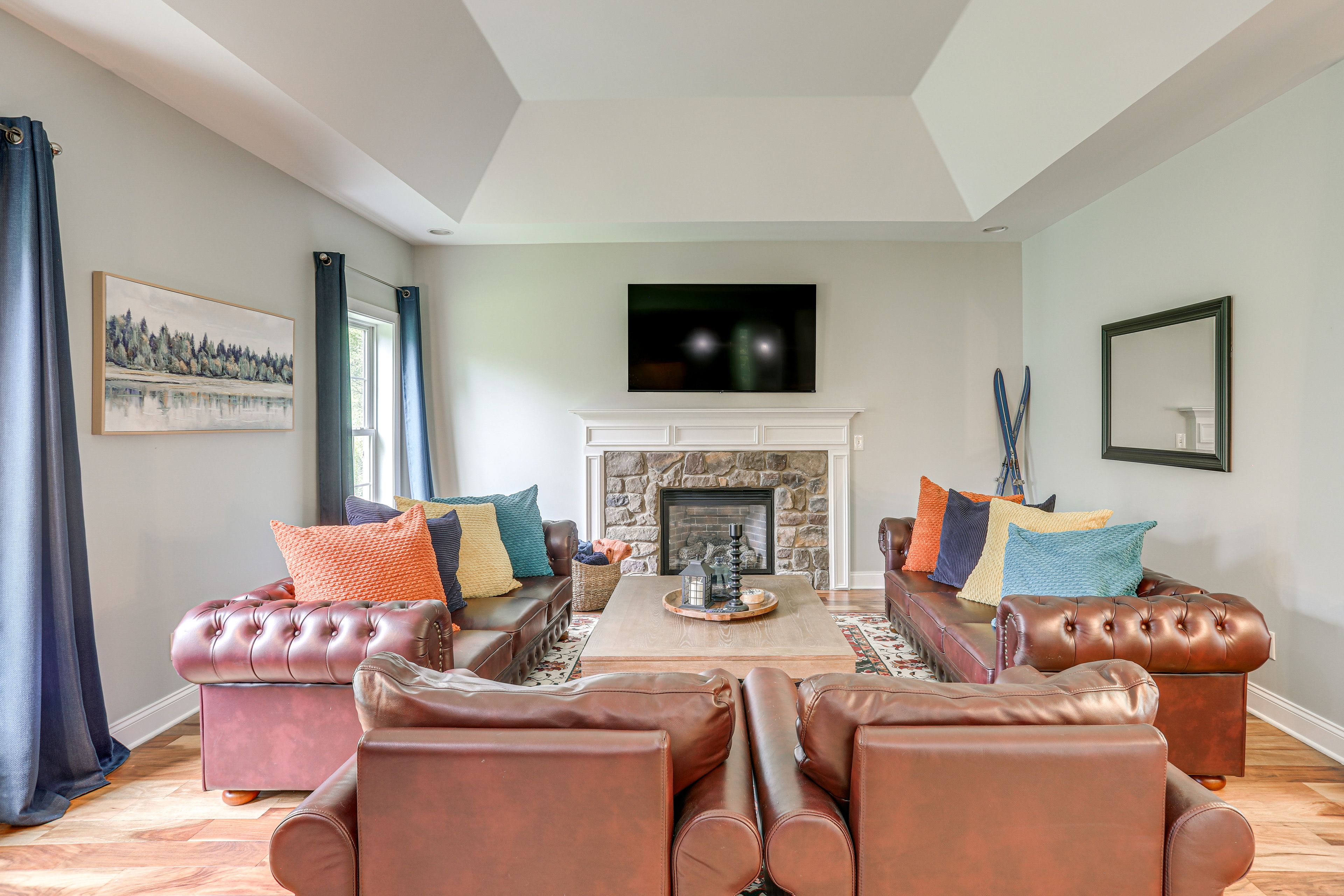 Living Room | Smart TV | Free WiFi | Main Level