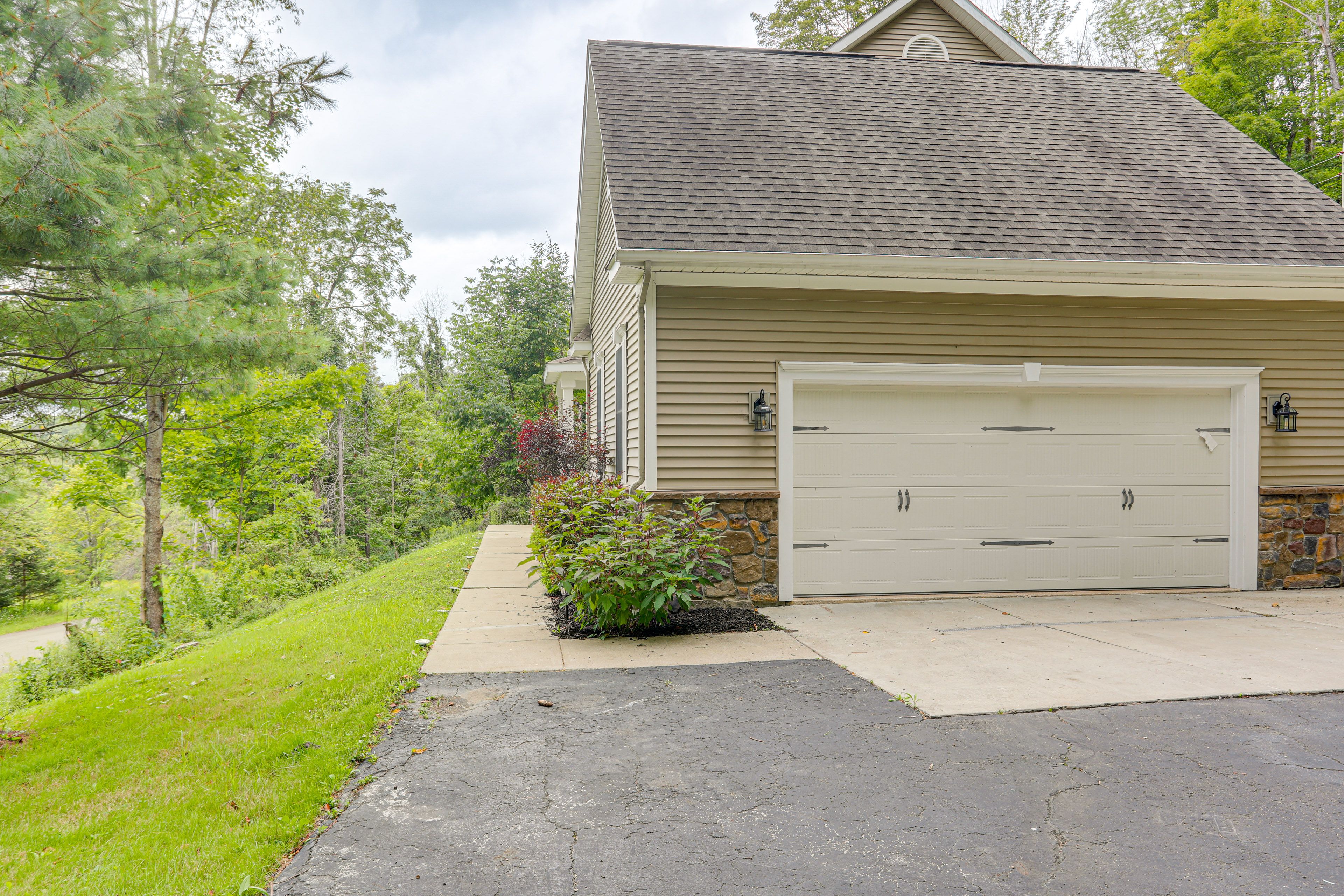 Parking | Driveway (5 Vehicles)