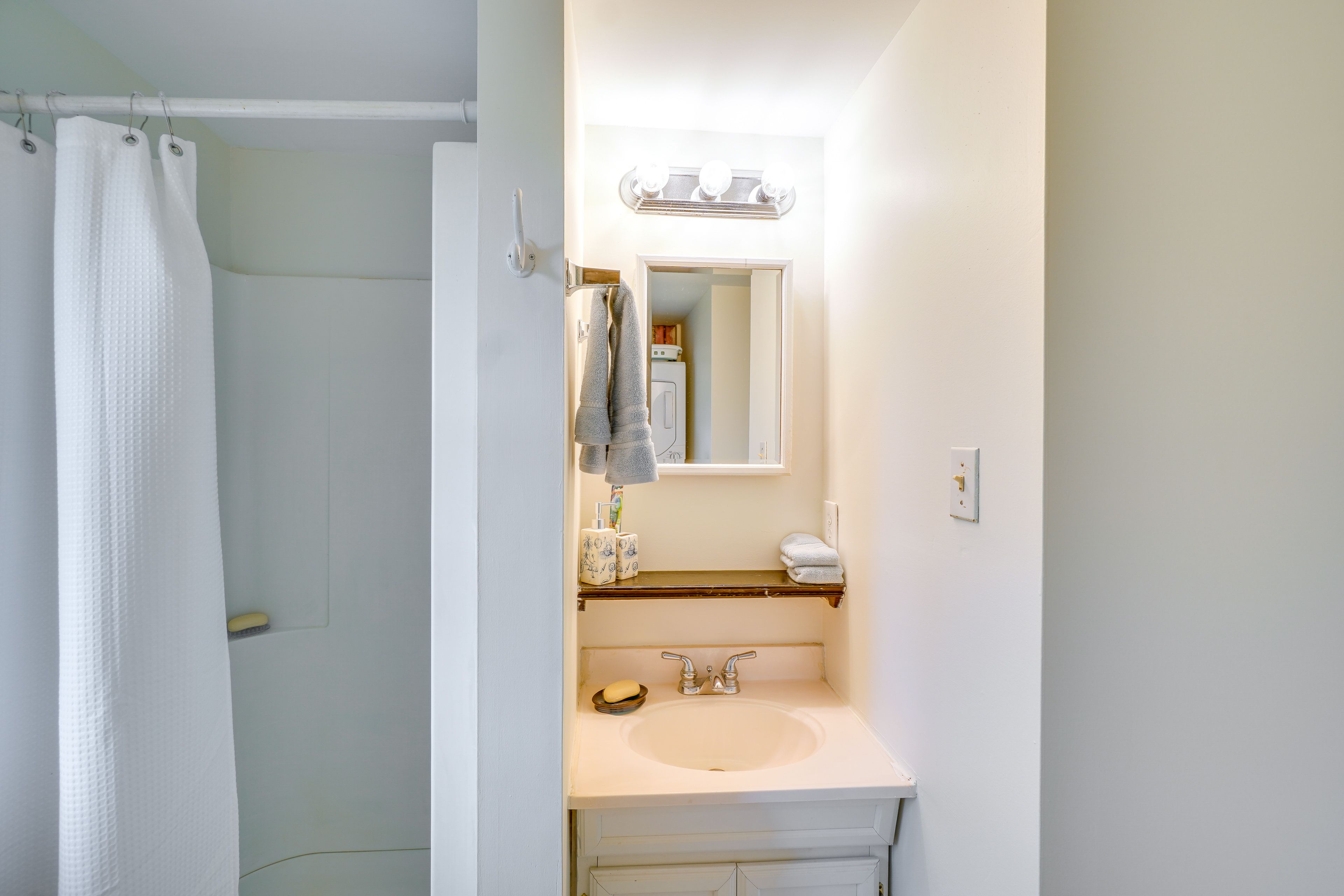 Bathroom | Towels Provided | Washer/Dryer