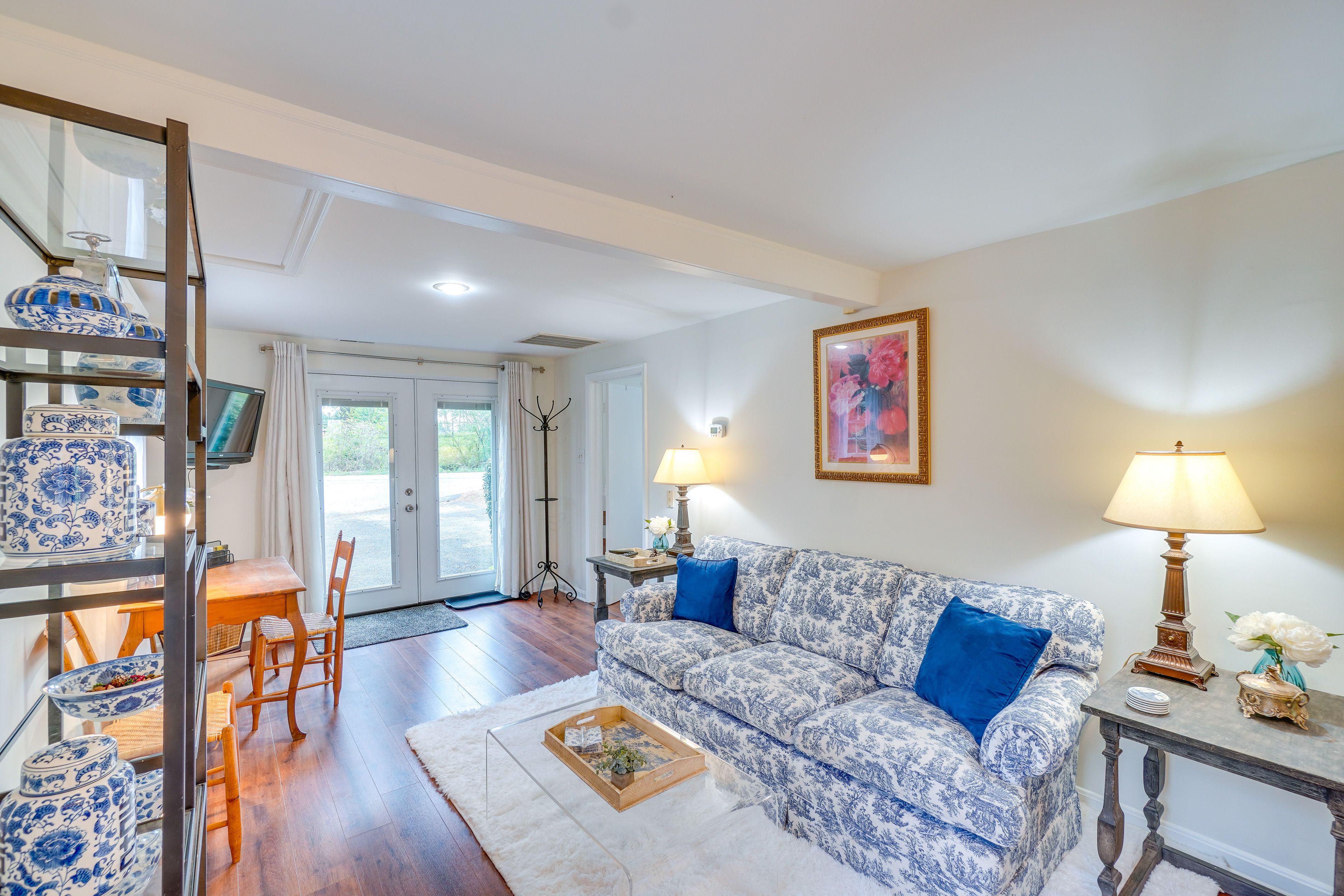 Living Room | TV | Dining Area | Desk | Single-Story Unit