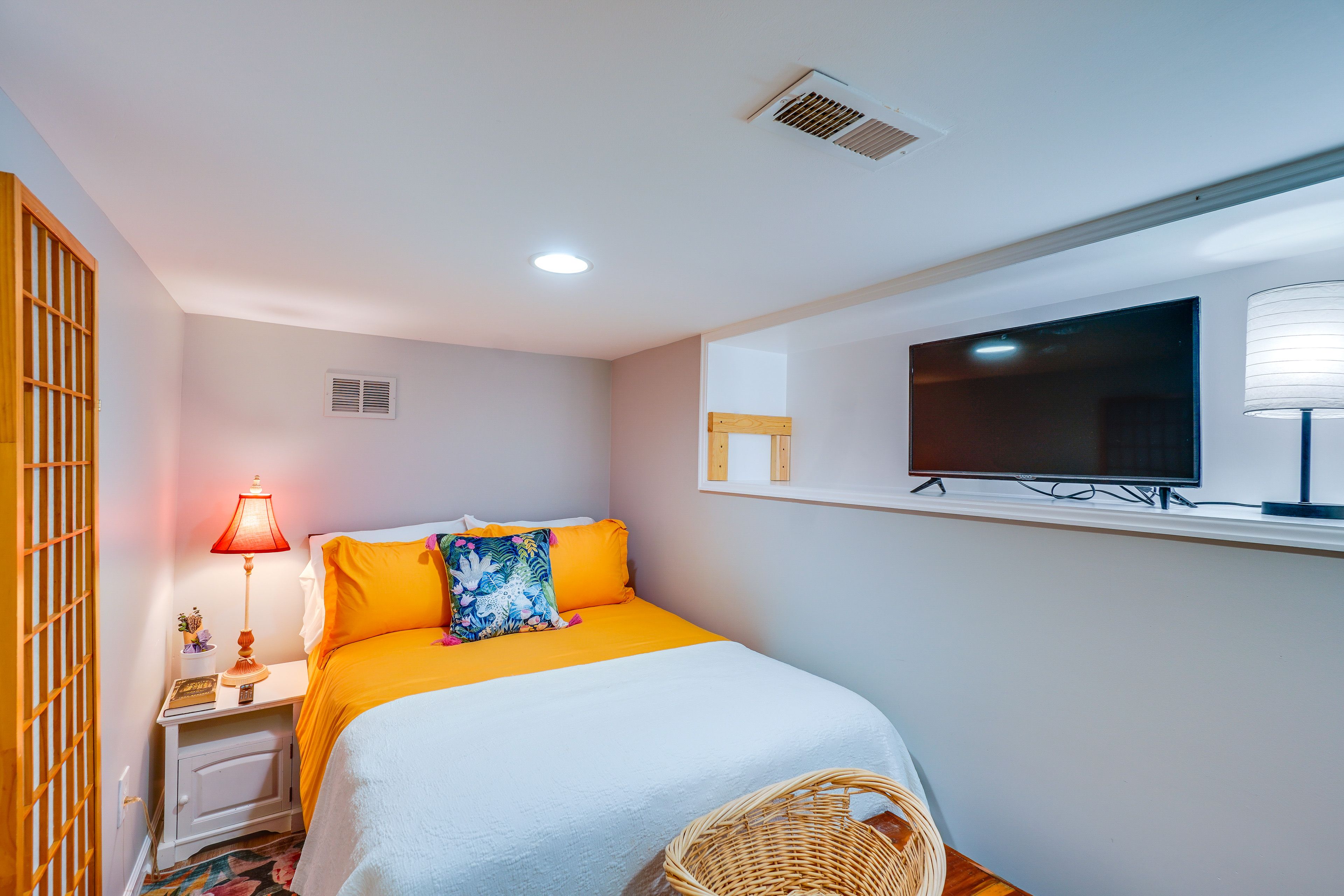Studio | Full Bed