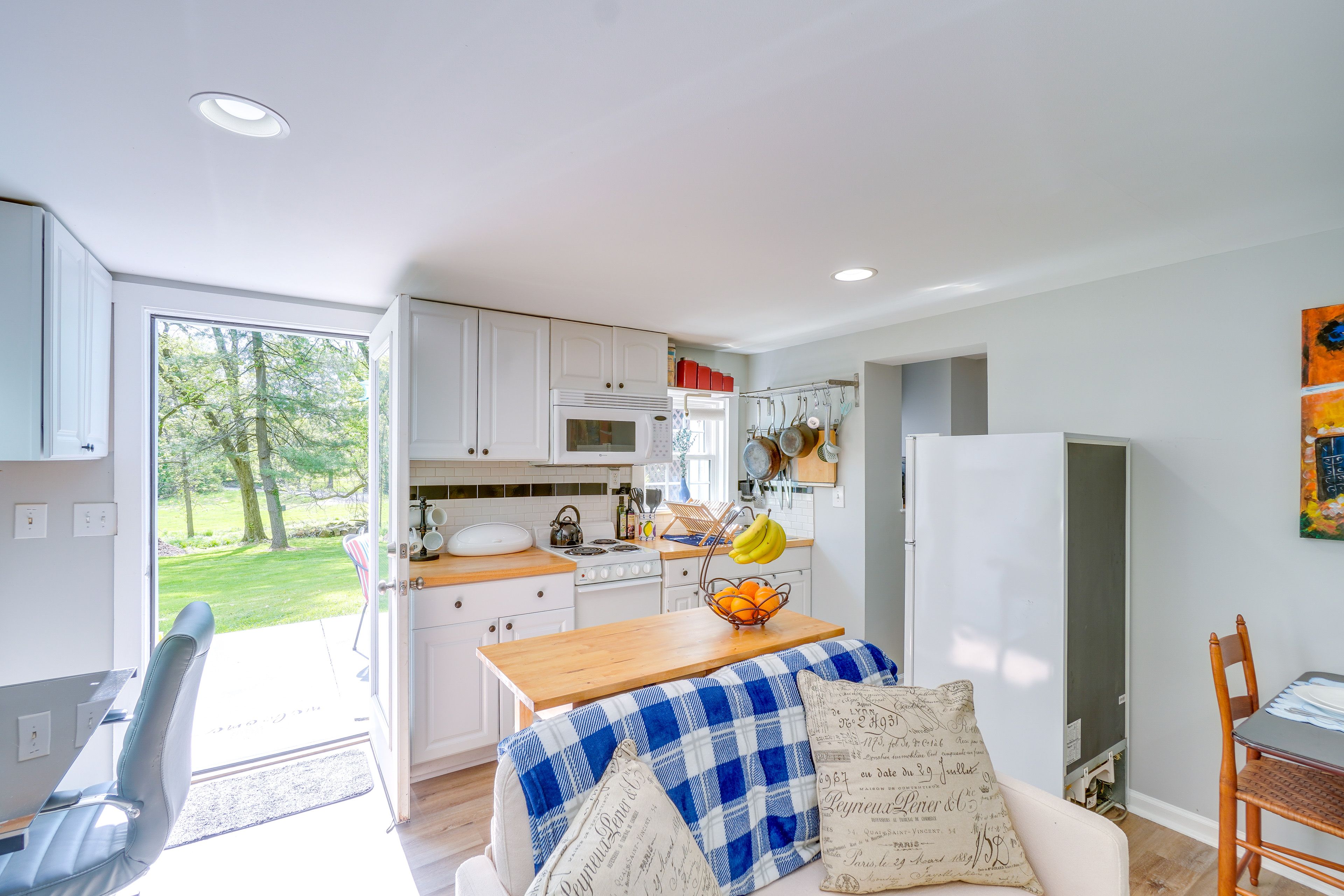 Studio | Living Area | Kitchen | Dining Table | Single-Story Unit