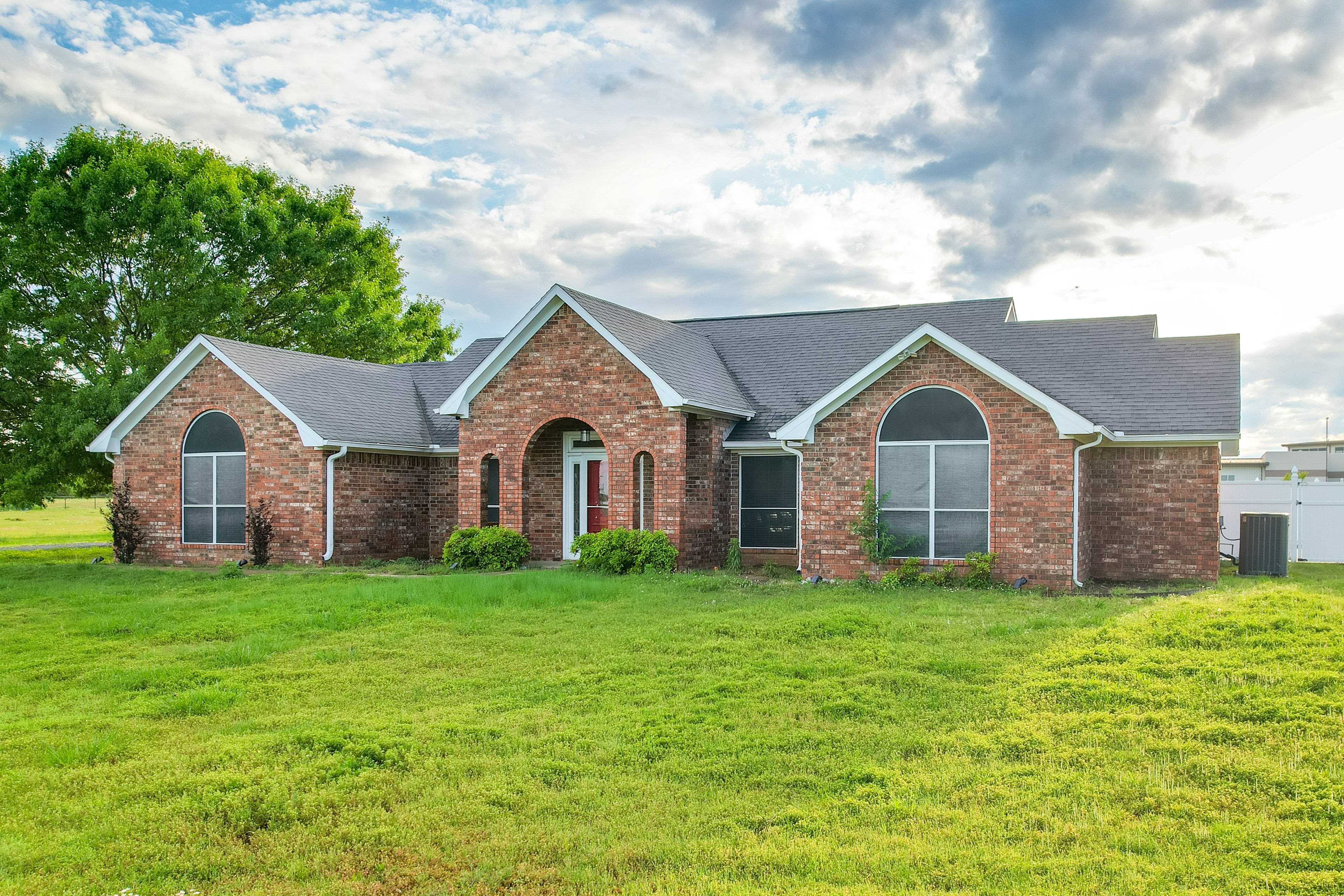 Single-Story Home | Self Check-In | 1 Mi to Choctaw Casino