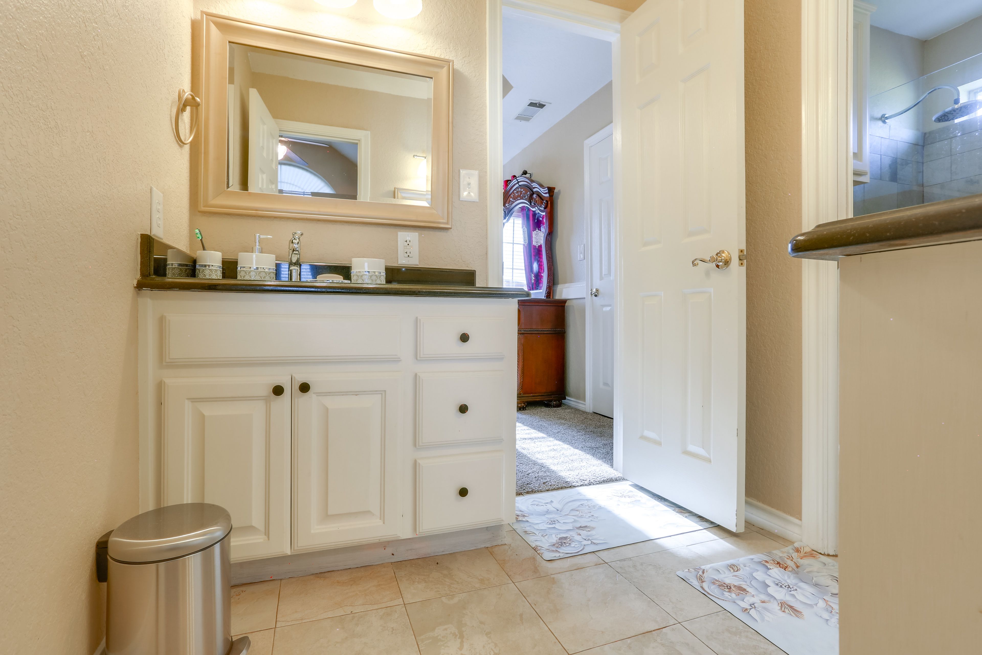 Jack-and-Jill Bathroom | Complimentary Toilteries