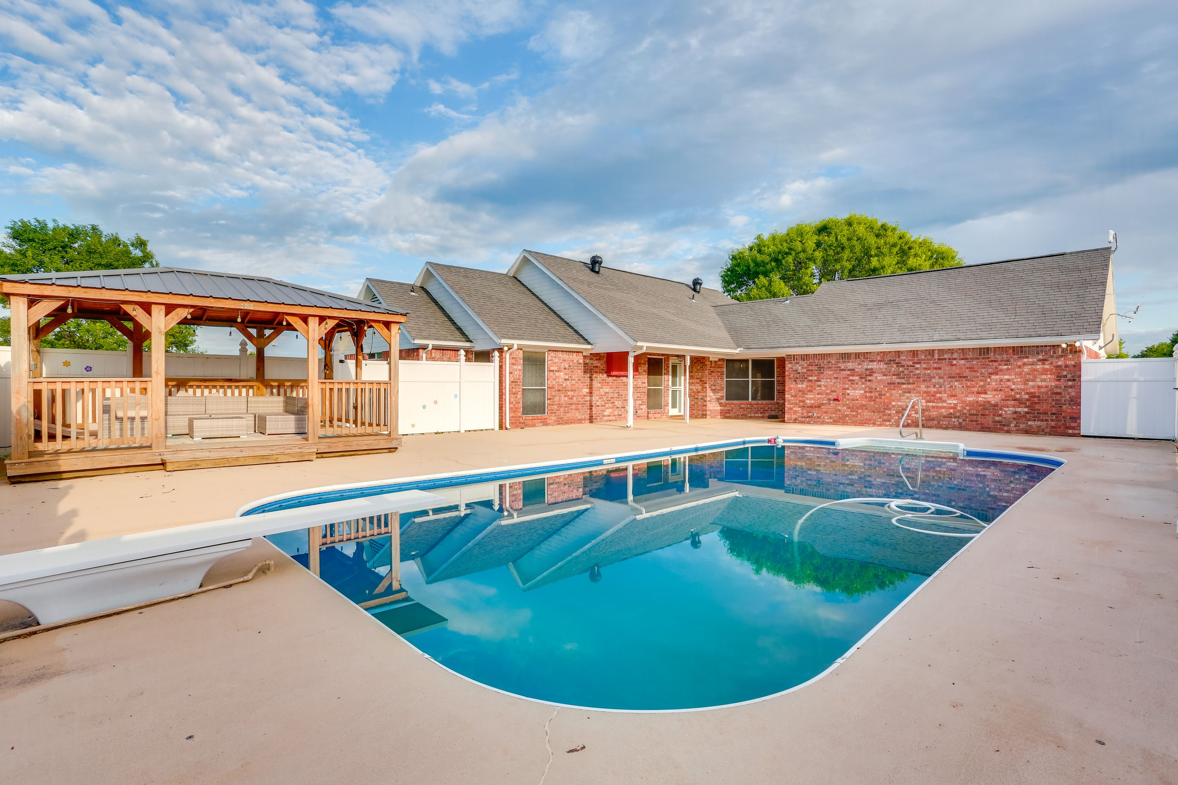 Calera Vacation Rental | 3BR | 2.5BA | 2,201 Sq Ft | Step-Free Access