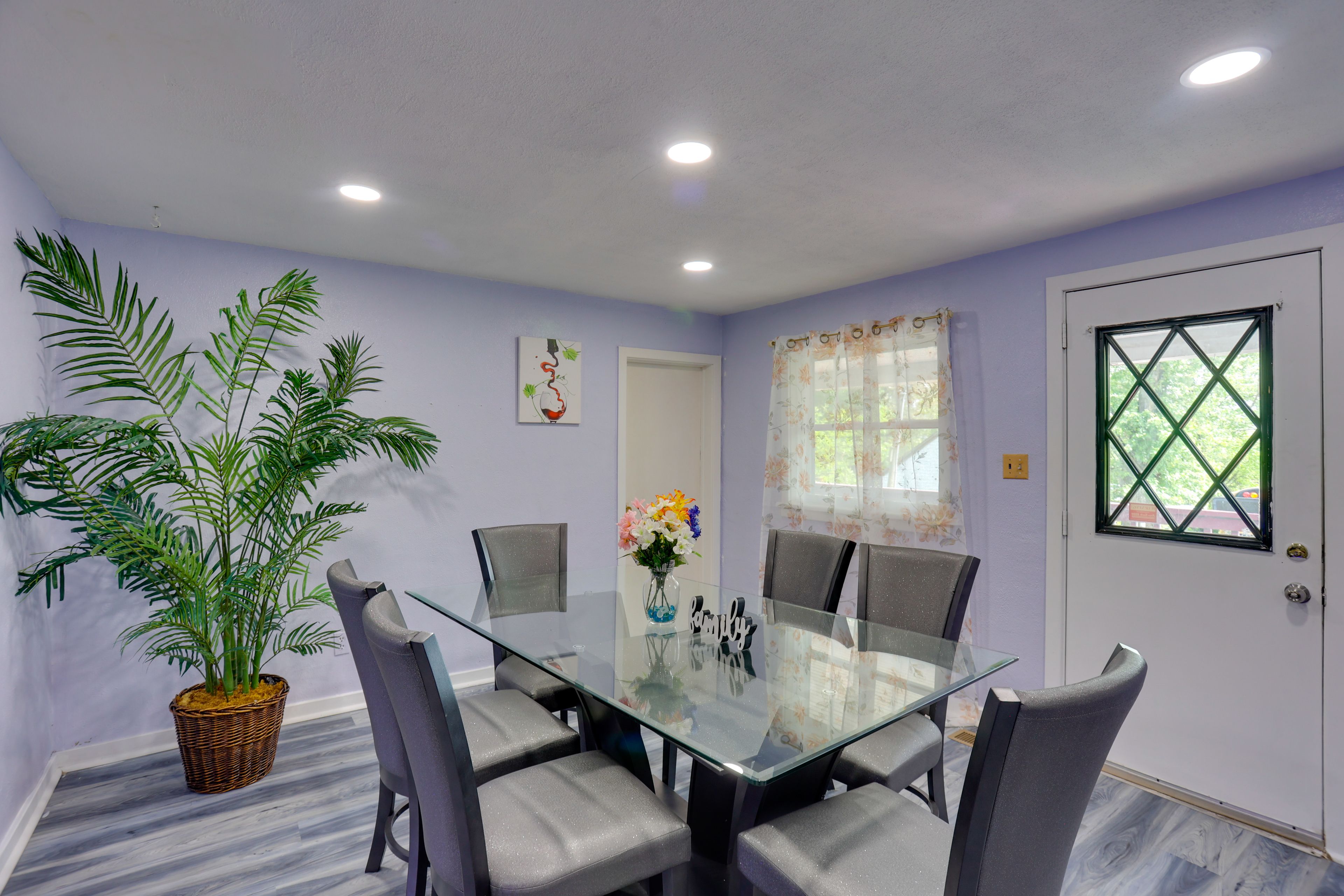 Dining Area | Dishware/Flatware Provided