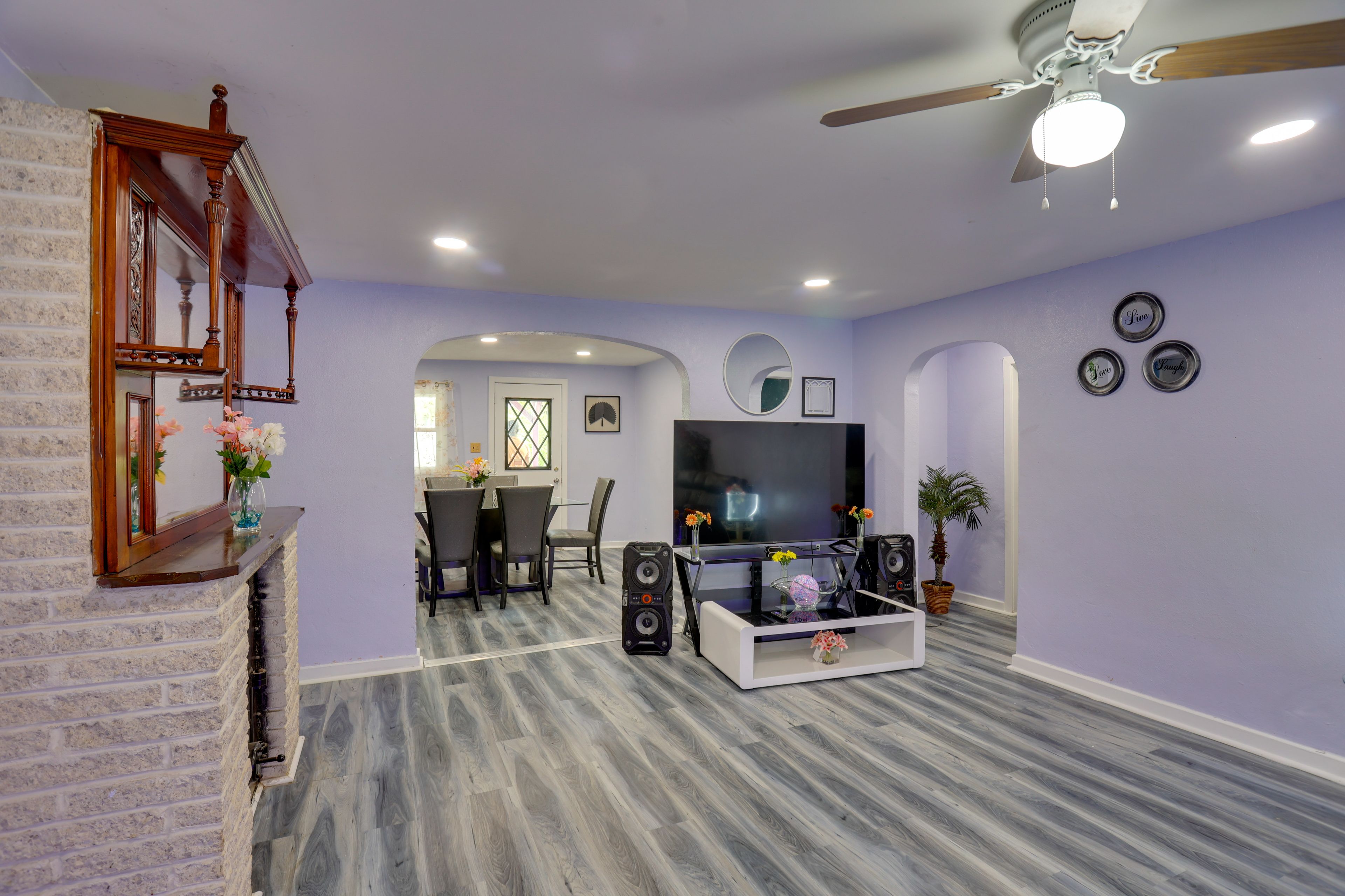 Living Room | Free WiFi | Central Heating & A/C | Smart TV