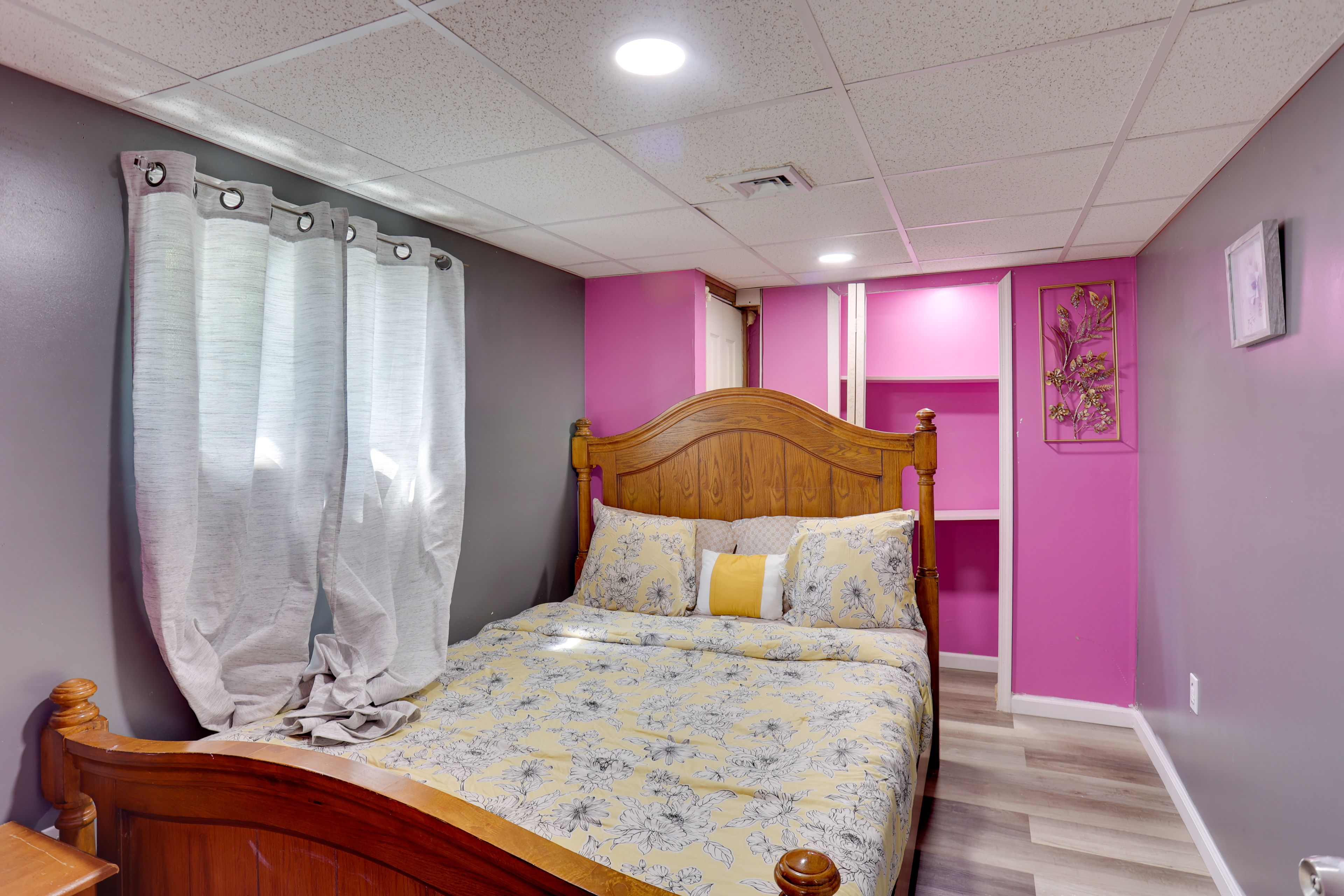 Bedroom | Queen Bed | Linens Provided