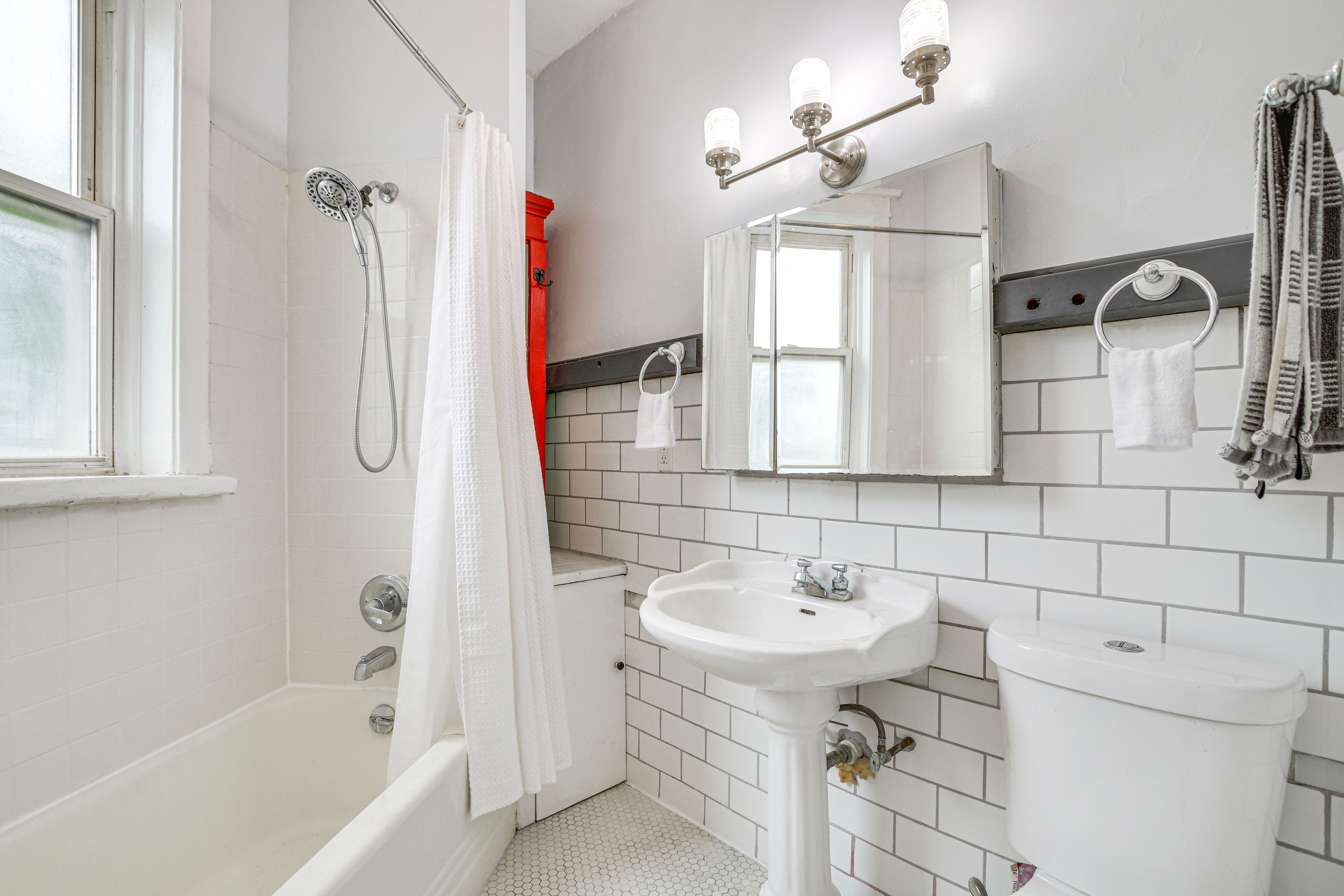 Full Bathroom | Towels Provided