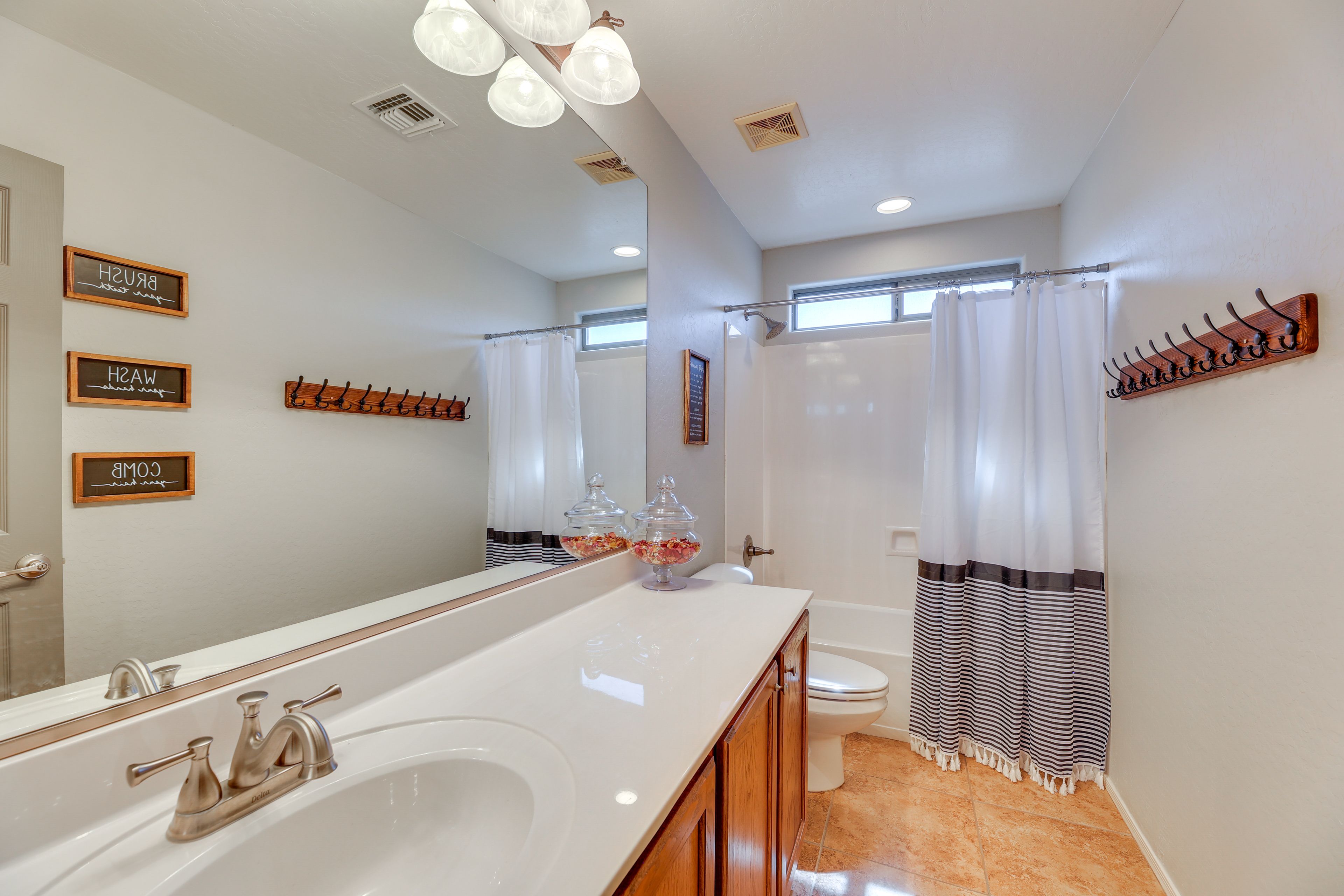 Full Bathroom | 2nd Floor | Complimentary Toiletries