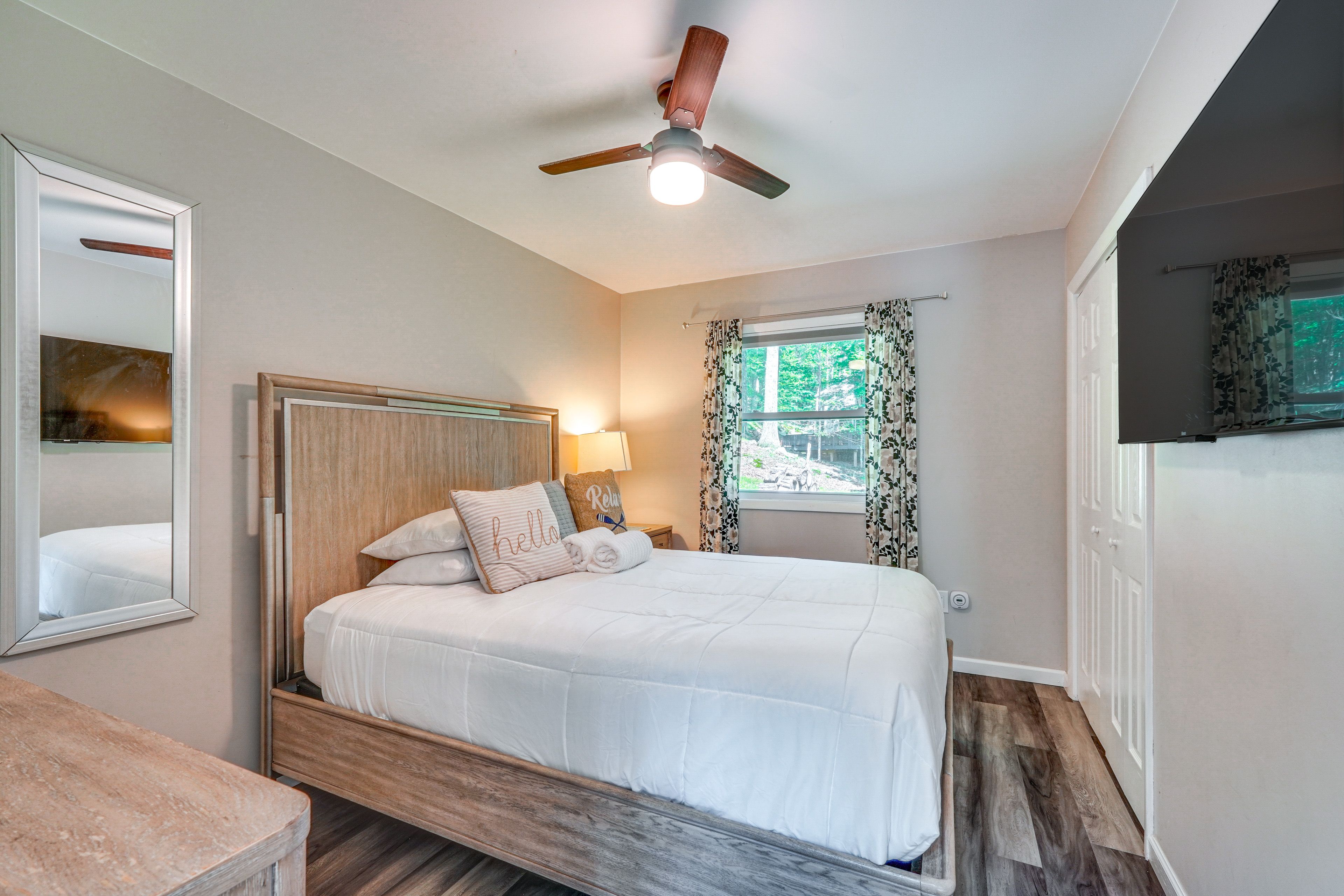 Bedroom 2 | 1st Floor | Queen Bed | Smart TV
