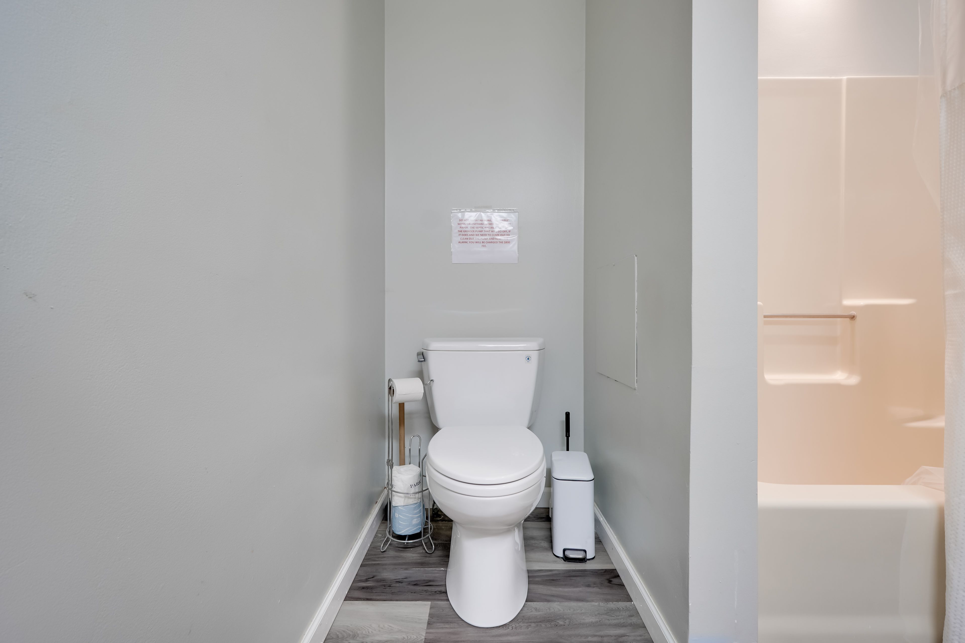Full Bathroom | 1st Floor | Towels Provided