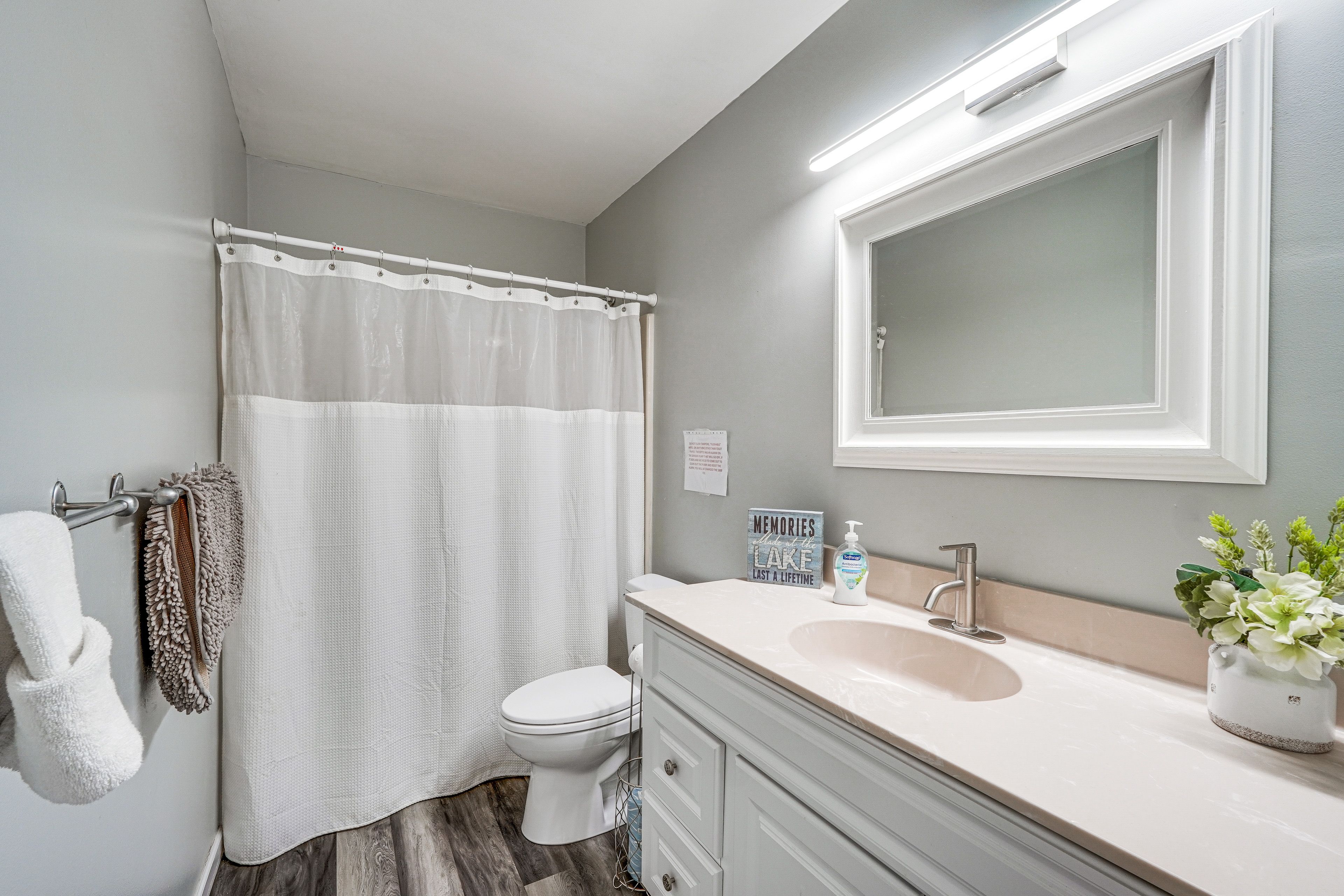Full Bathroom | 2nd Floor | Complimentary Toiletries