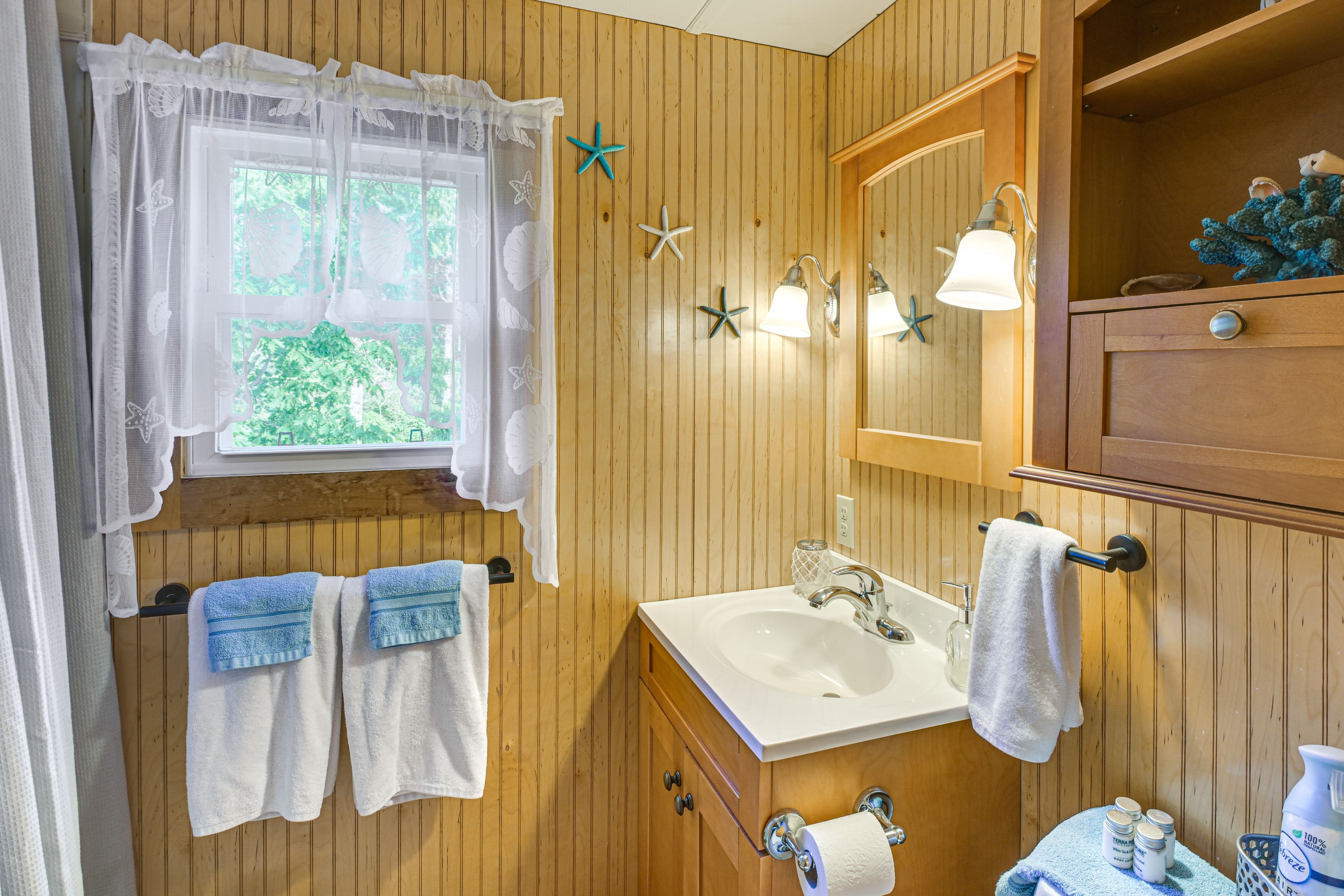 Full Bathroom | Towels Provided