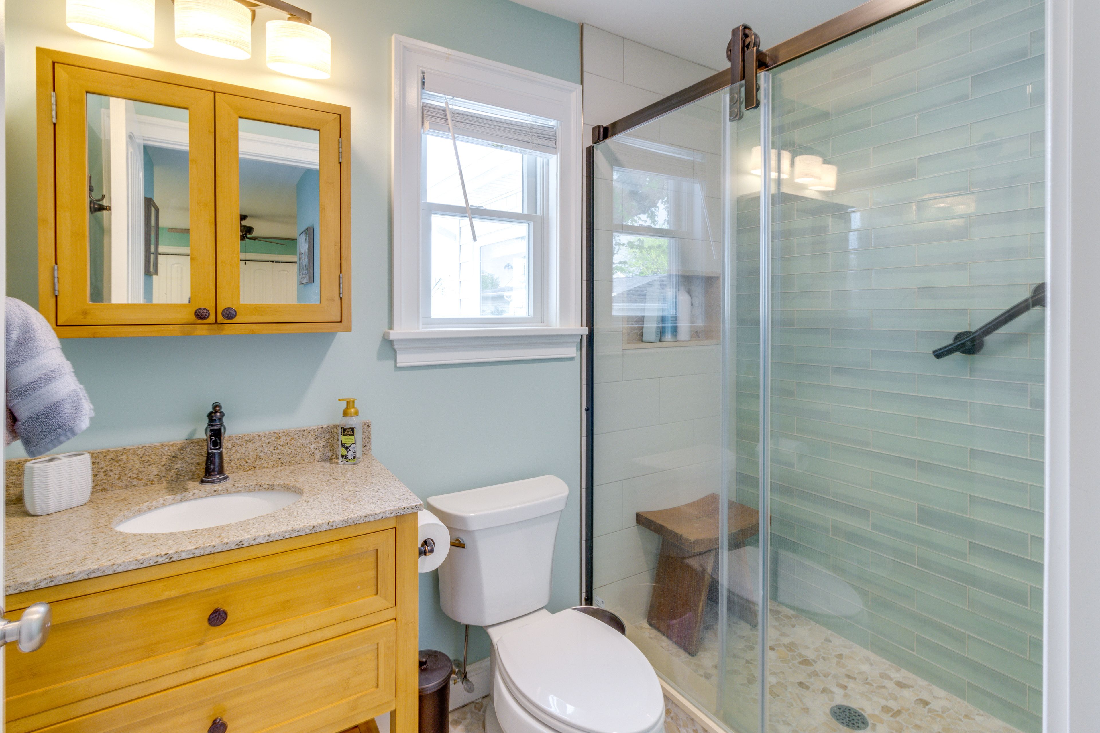 Full Bathroom | Towels Provided