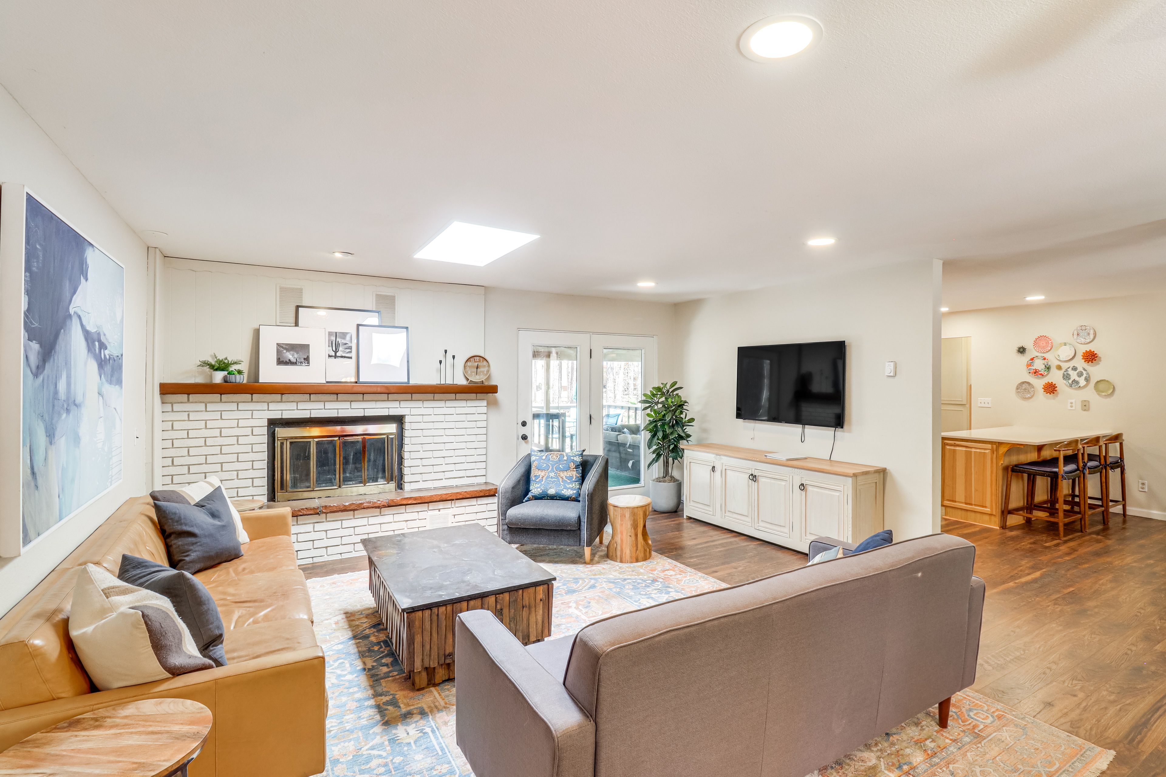 Living Room | 1st Floor | Smart TV | Free WiFi