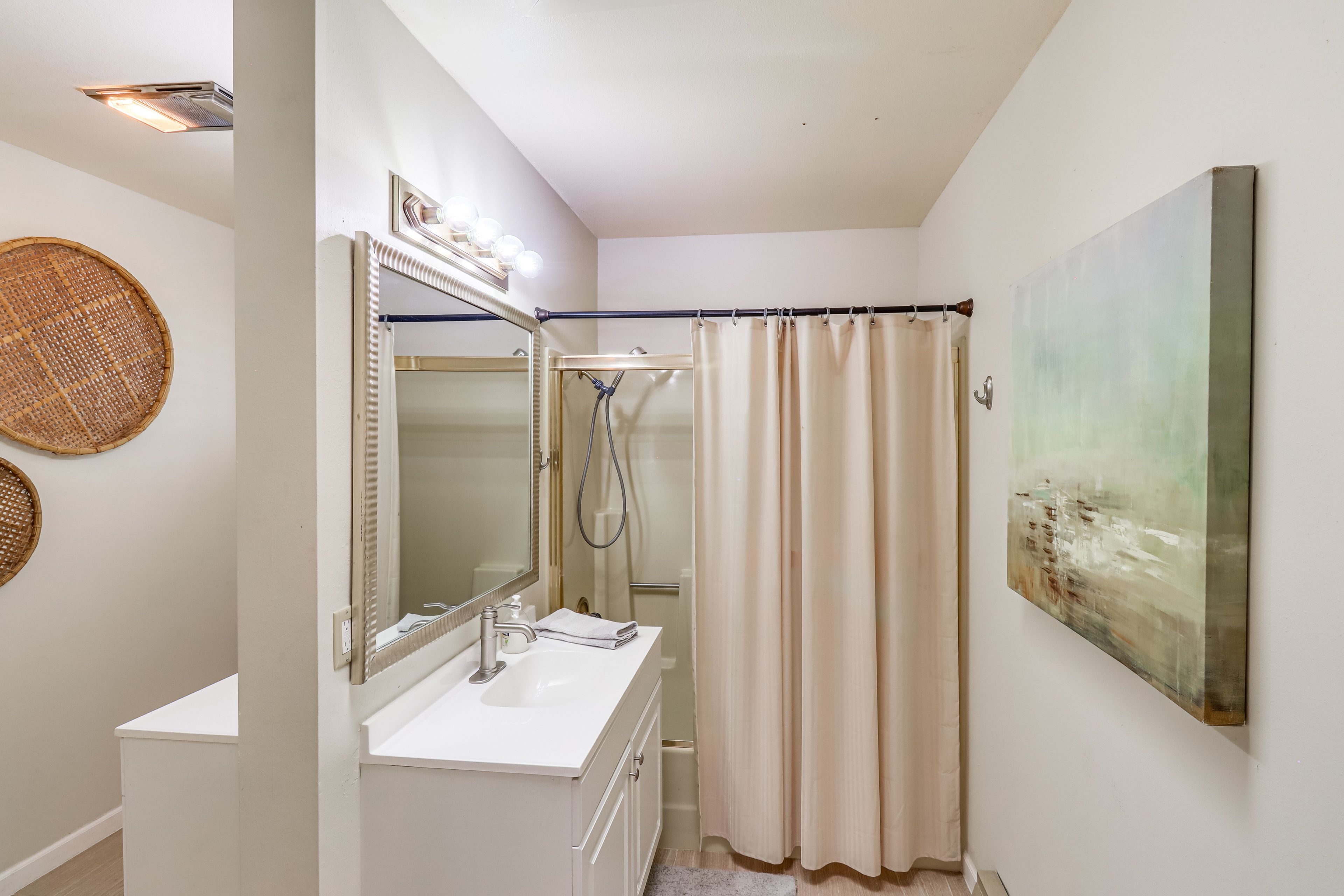 Full Bathroom | 2nd Floor