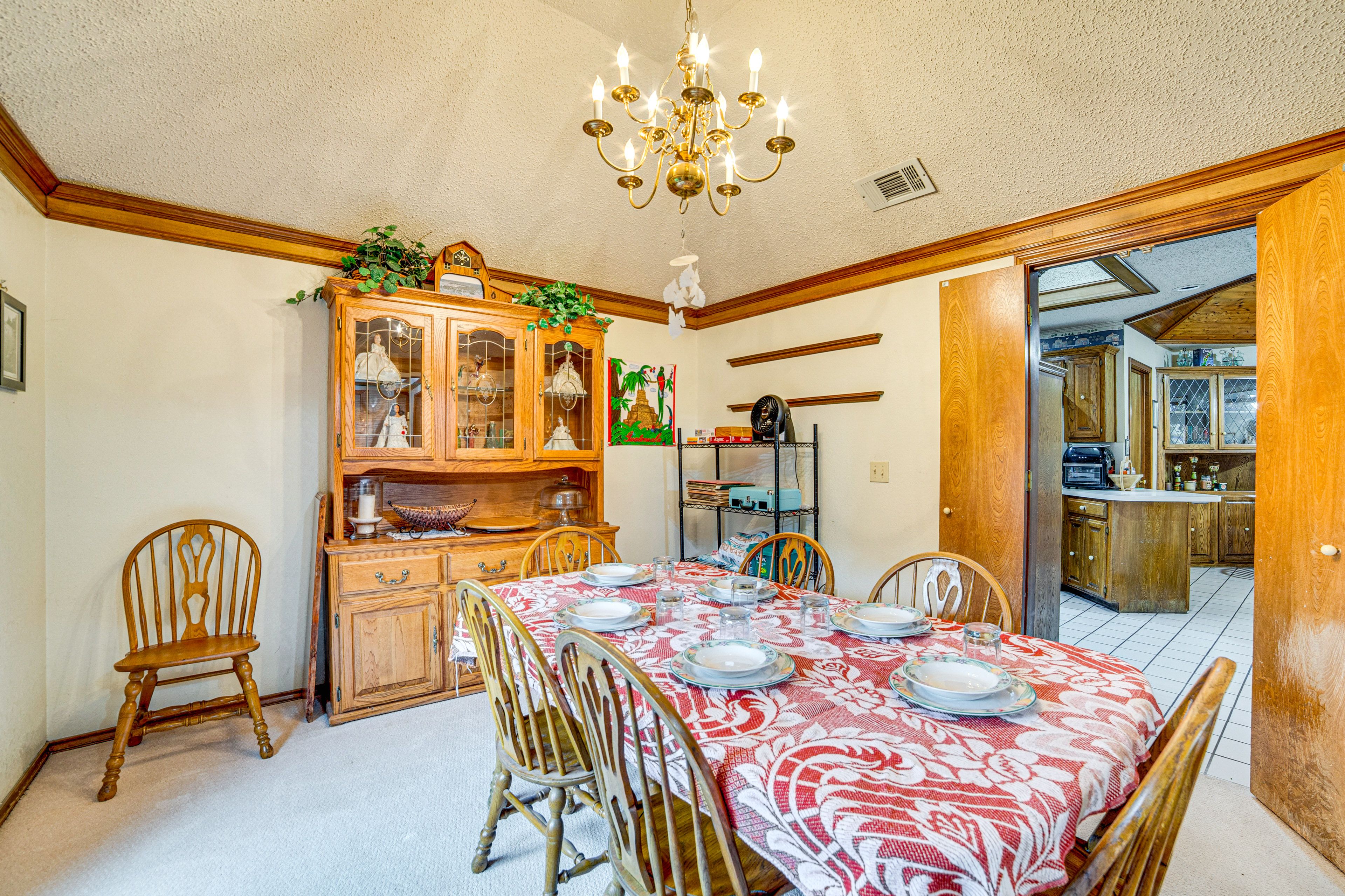 Dining Area | Dishware & Flatware Provided