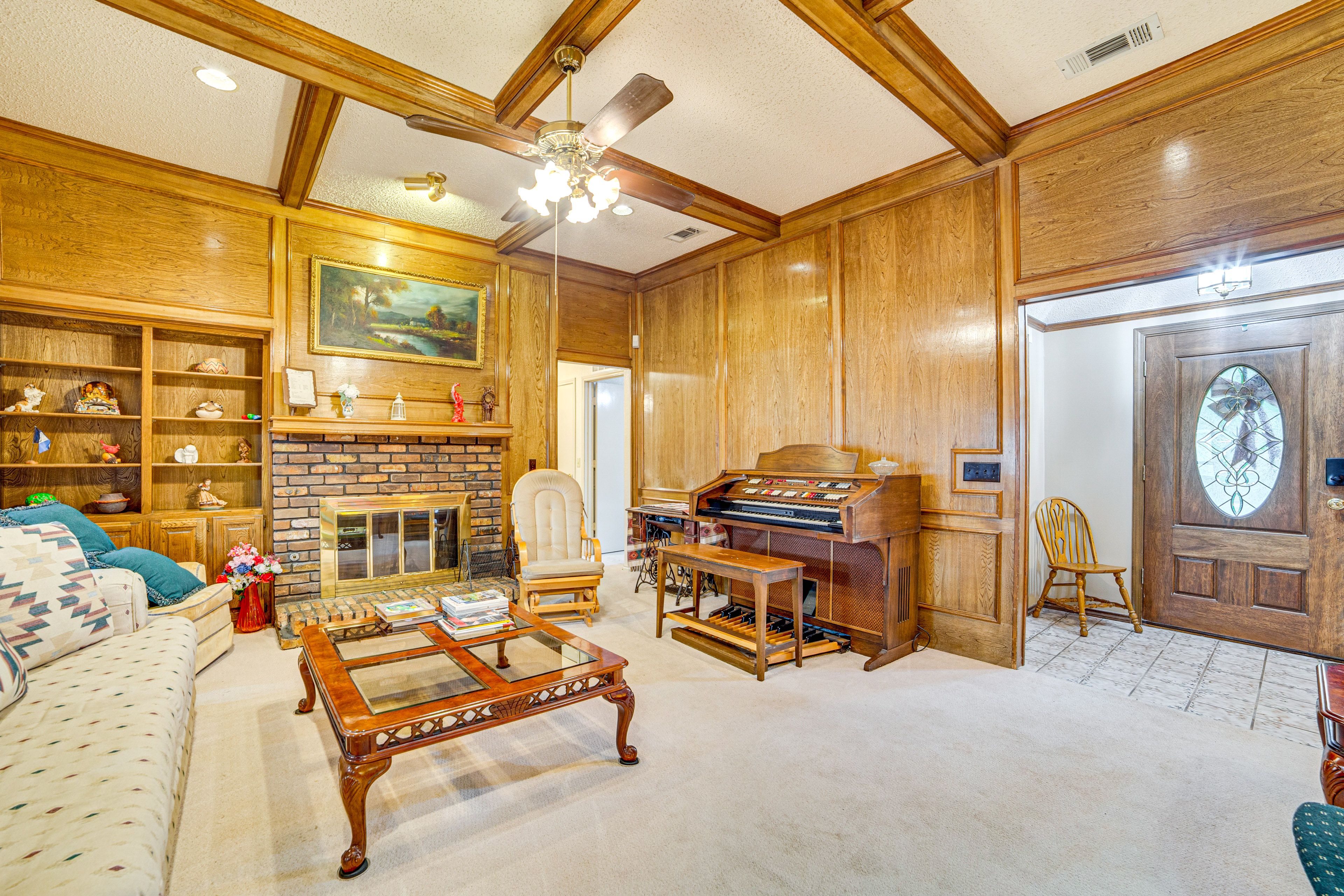 Living Room | Free WiFi | Fireplace | Electronic Organ | Central A/C