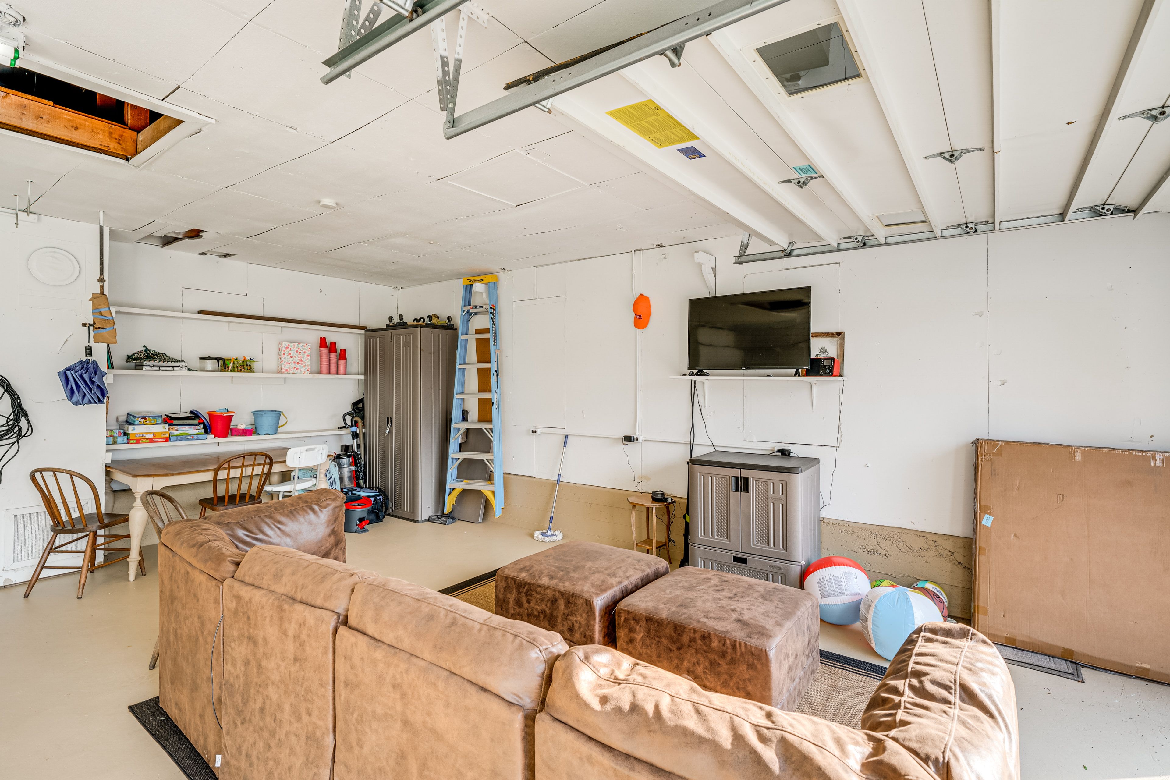 Garage | Smart TV | Dining Table | Board Games
