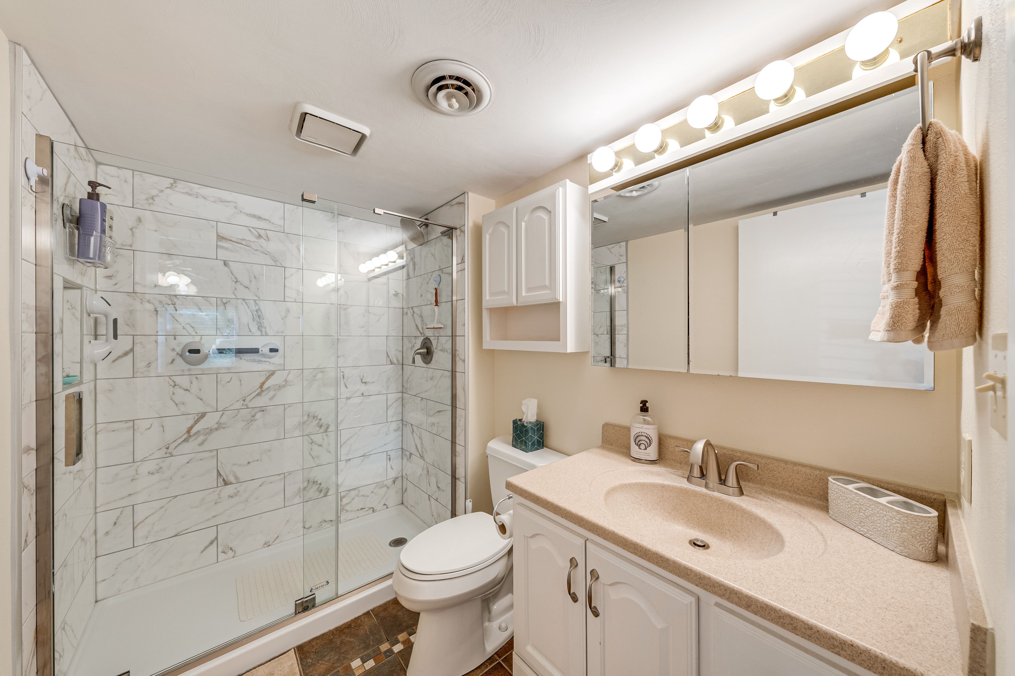 Full Bathroom | Towels Provided | Complimentary Toiletries