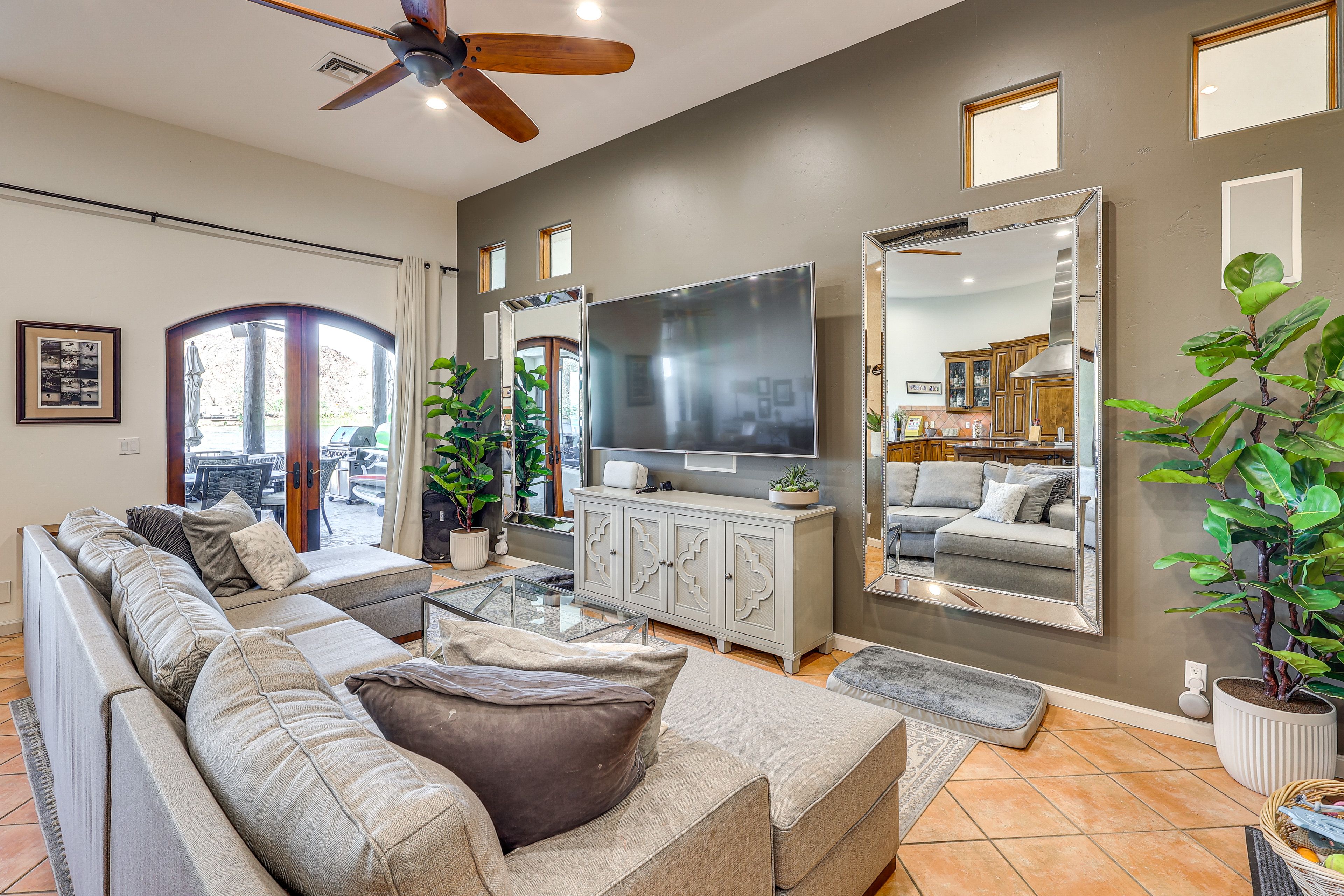 Living Room | 1st Floor | Gas Fireplace | Smart TV | Free WiFi