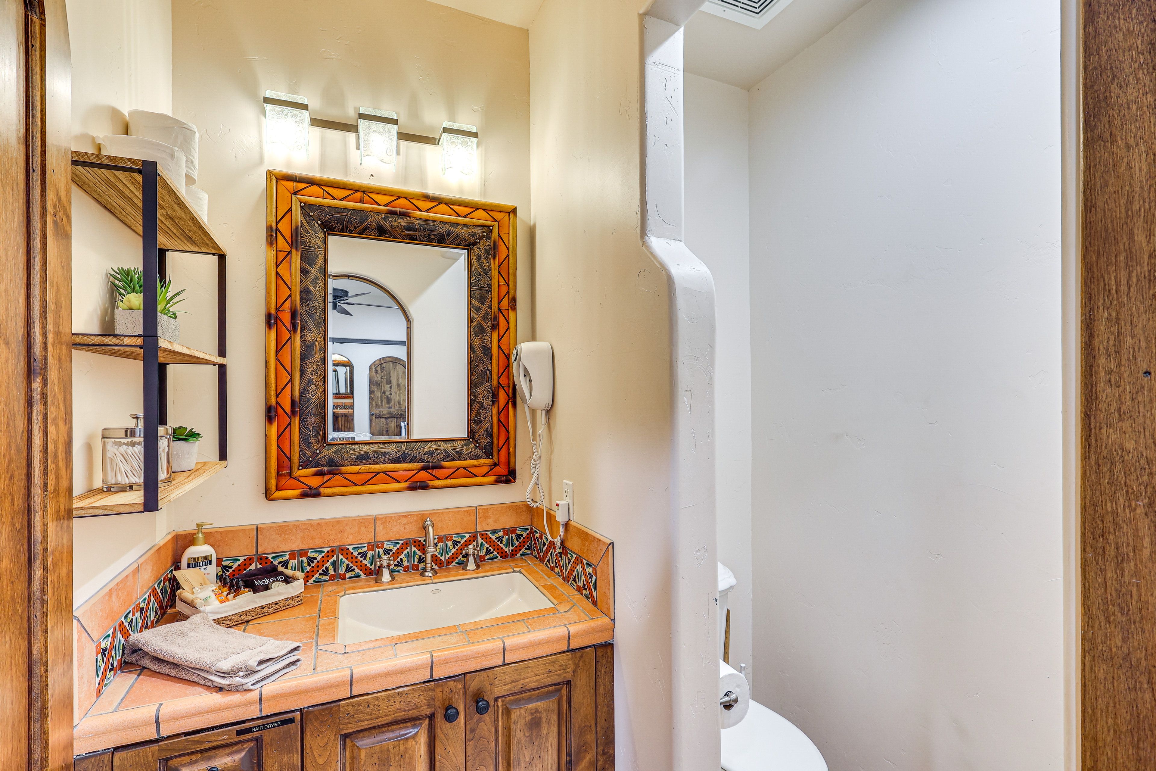 En-Suite Bathroom | 2nd Floor | Complimentary Toiletries | Hair Dryer