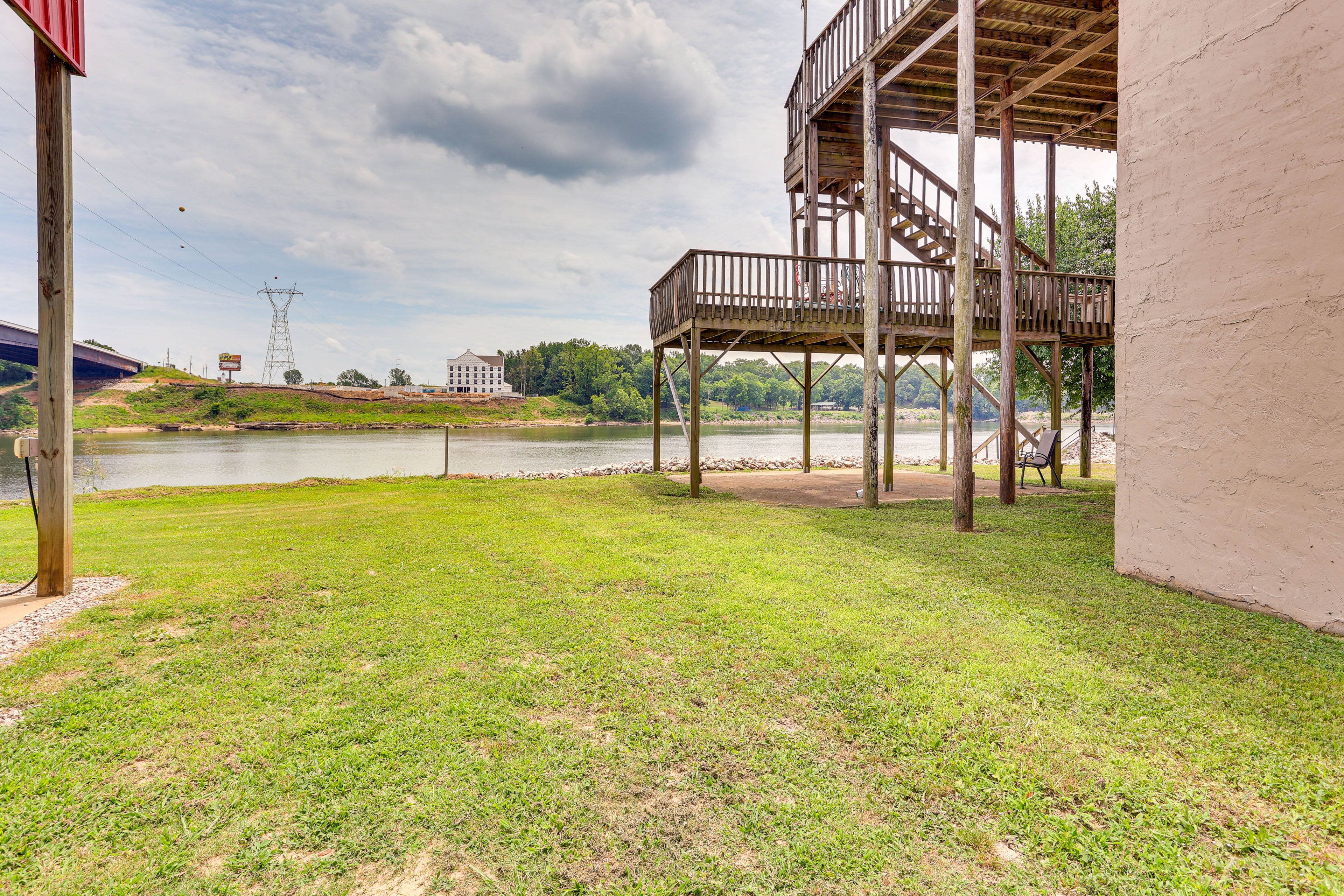 Private Yard (Unfenced) | Patio