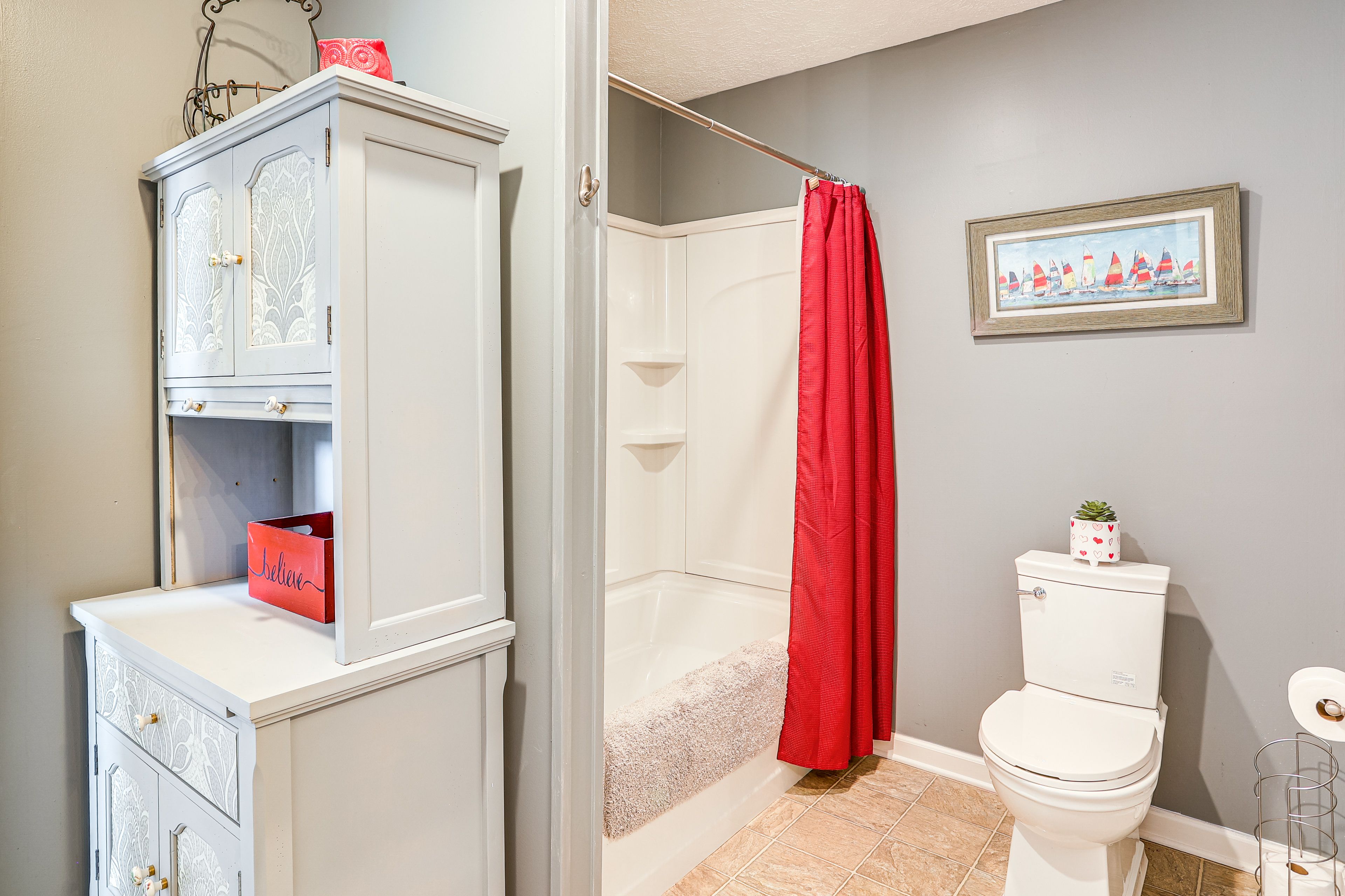 Full Bathroom | 1st Floor | Towels Provided | Complimentary Toiletries