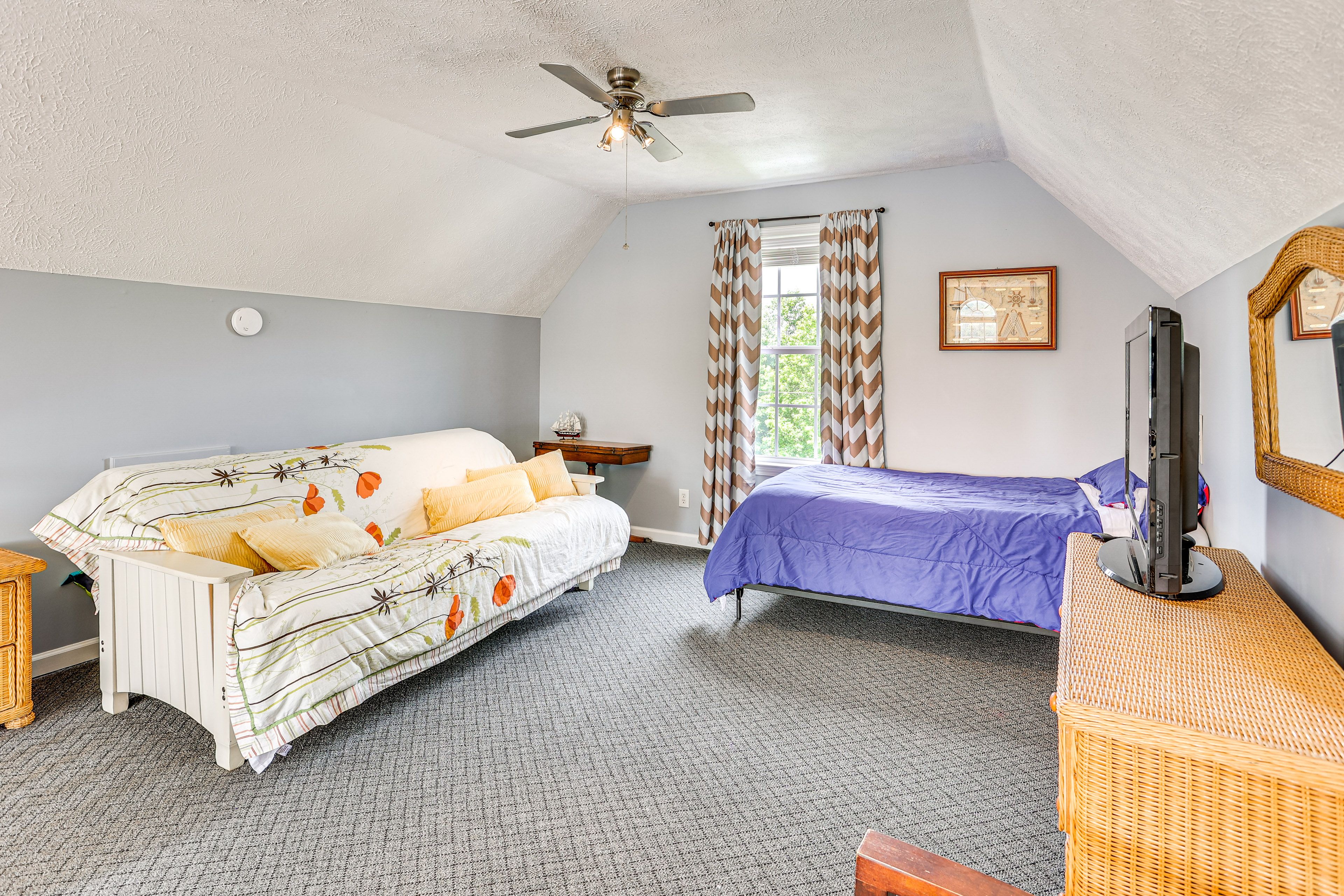 Loft | 2nd Floor | Twin Bed | Full Futon | Smart TV