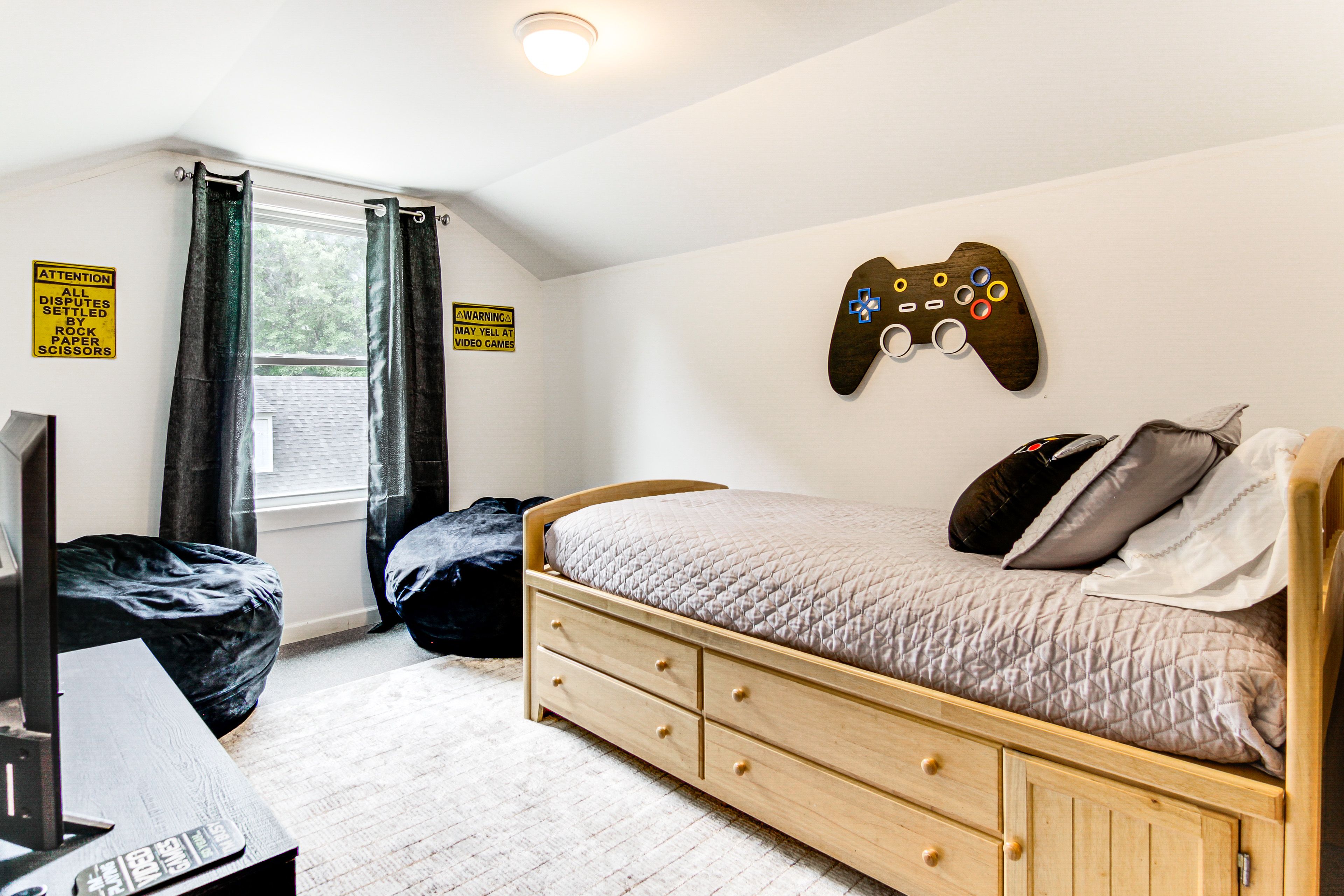 Bedroom 3 | Main Floor | Twin Bed | 2 Beanbag Chairs | Smart TV