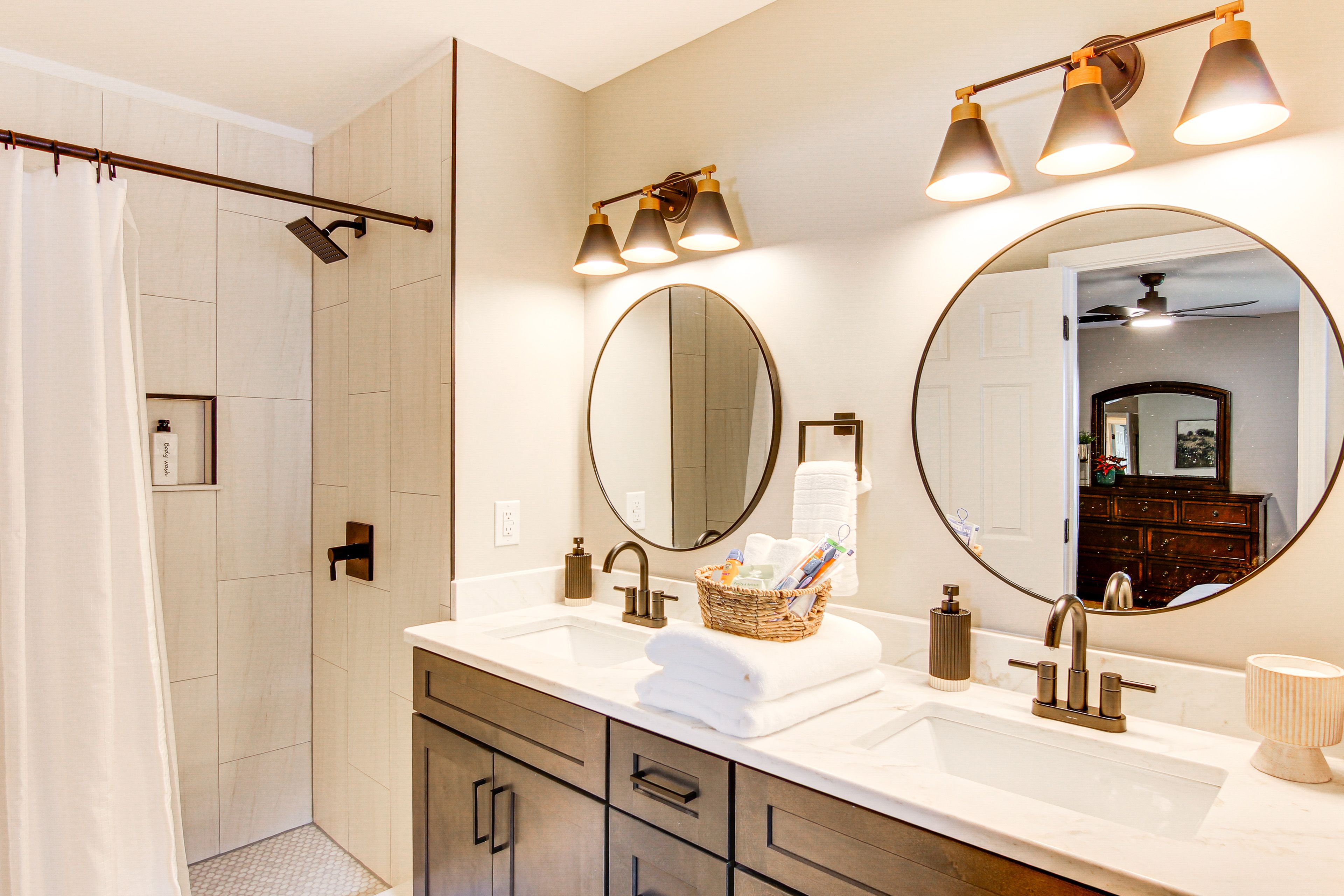 En-Suite Bathroom | Main Floor | Towels Provided