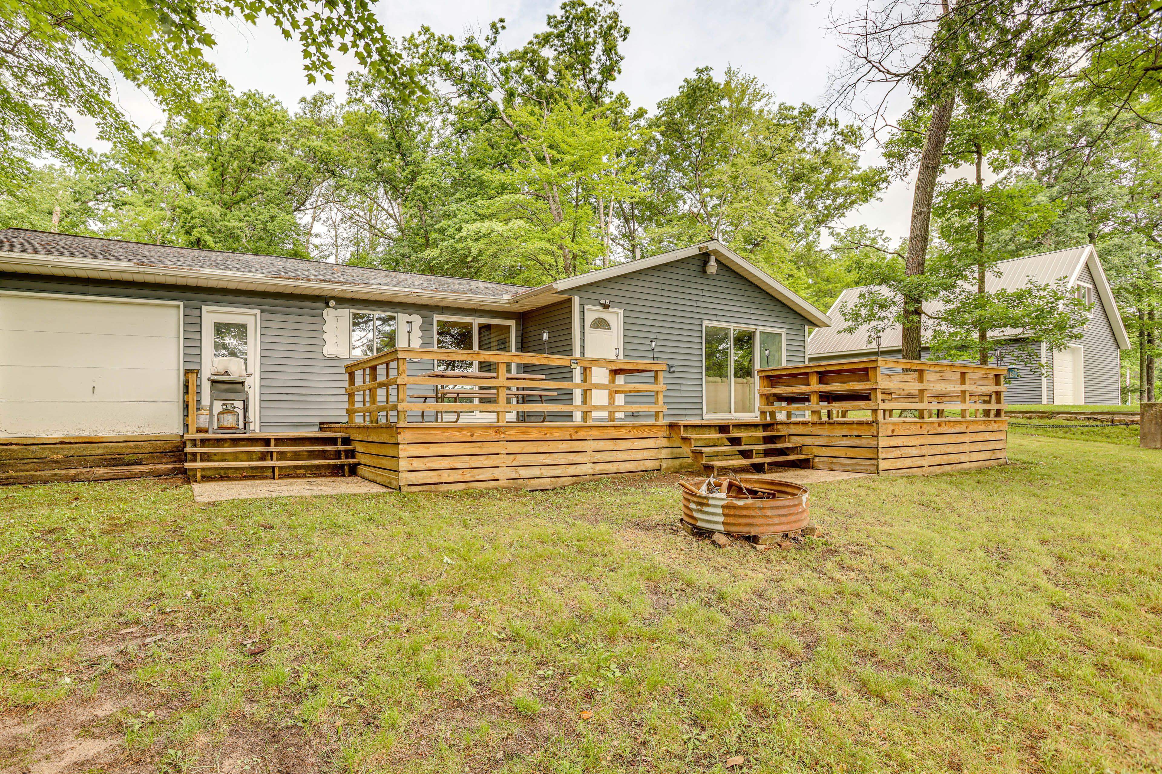 Spacious Yard | Fire Pit (Wood Not Provided)