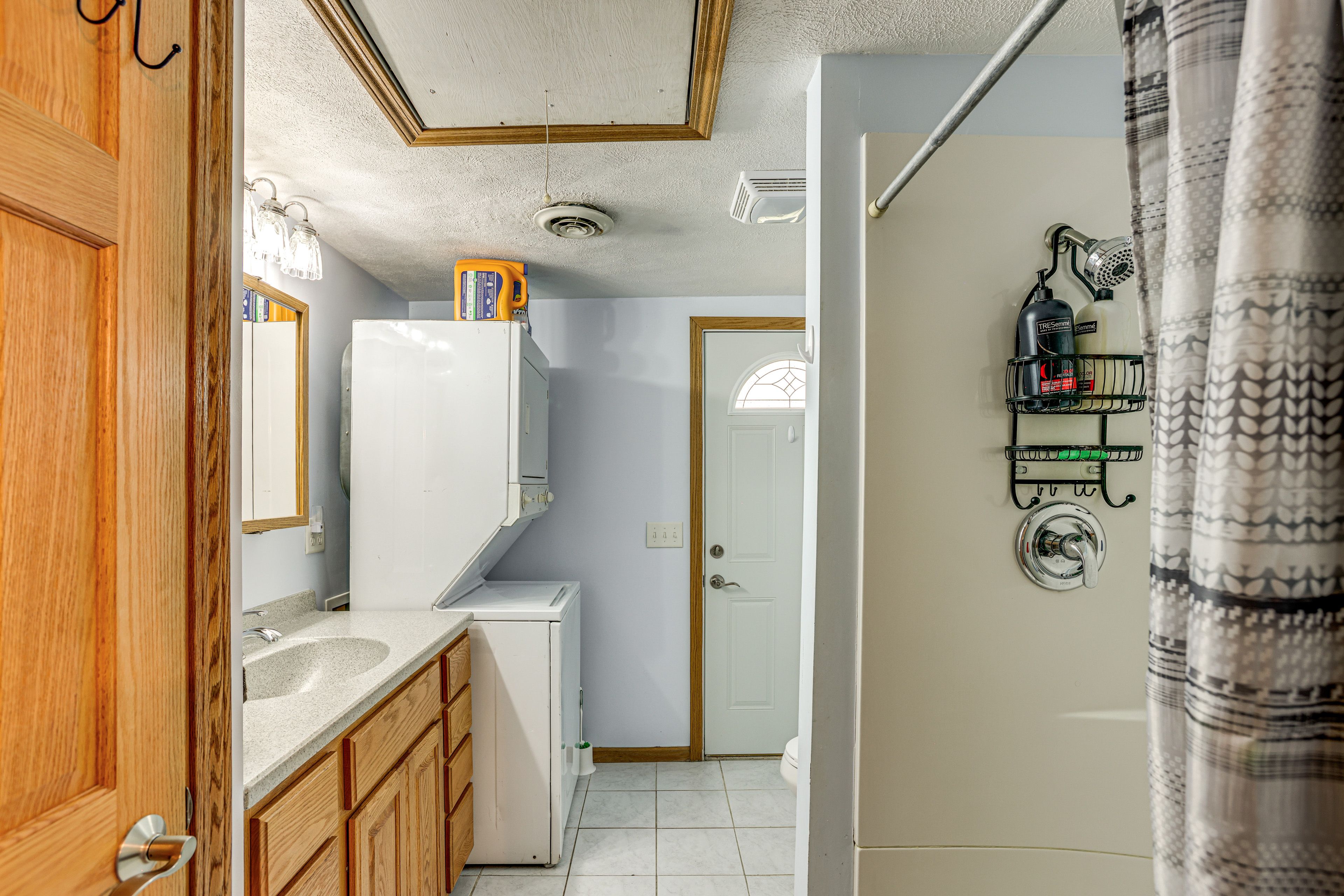 Full Bathroom | Towels & Linens Provided | Washer & Dryer