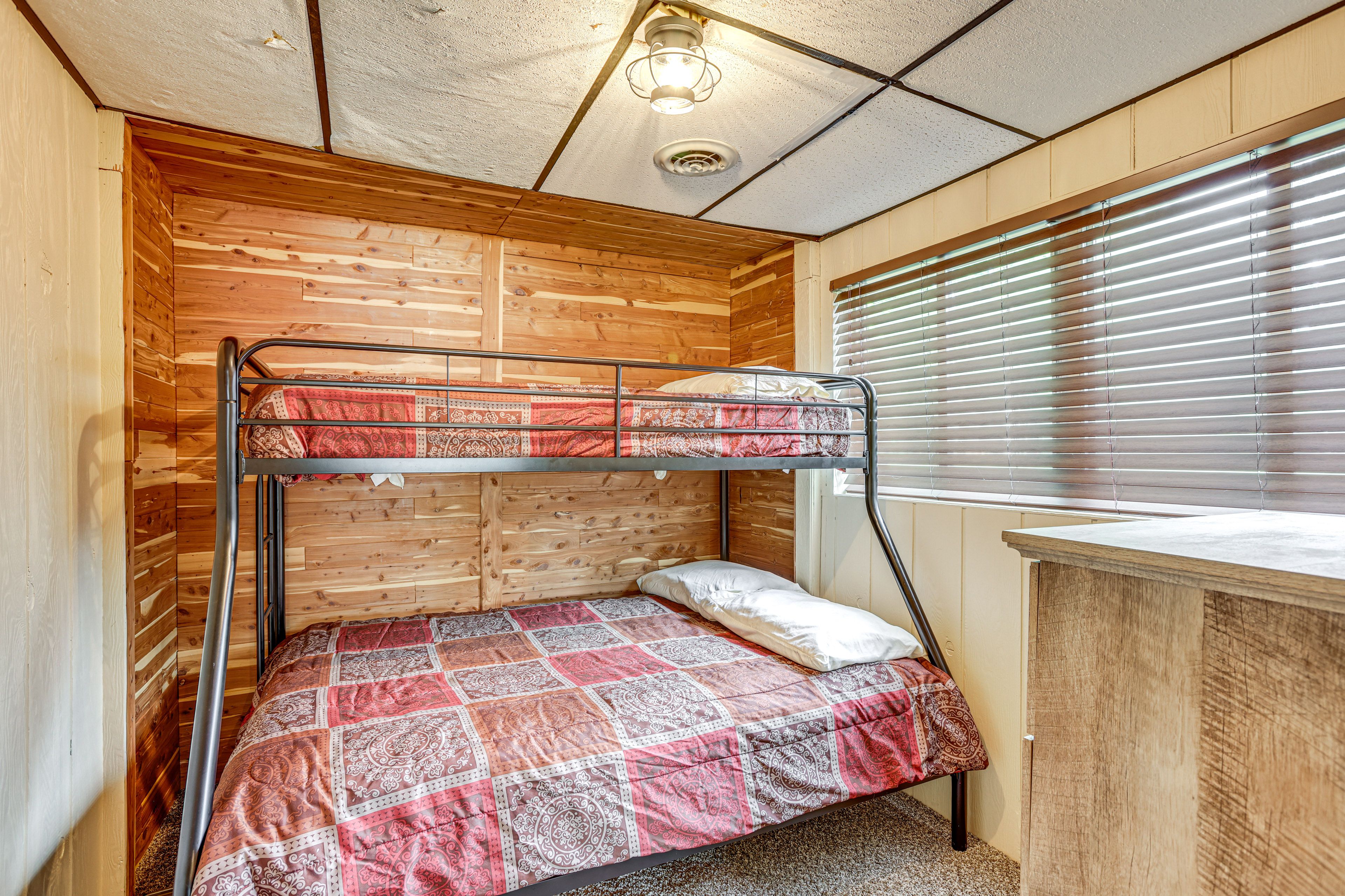 Bedroom 2 | Twin/Full Bunk Bed