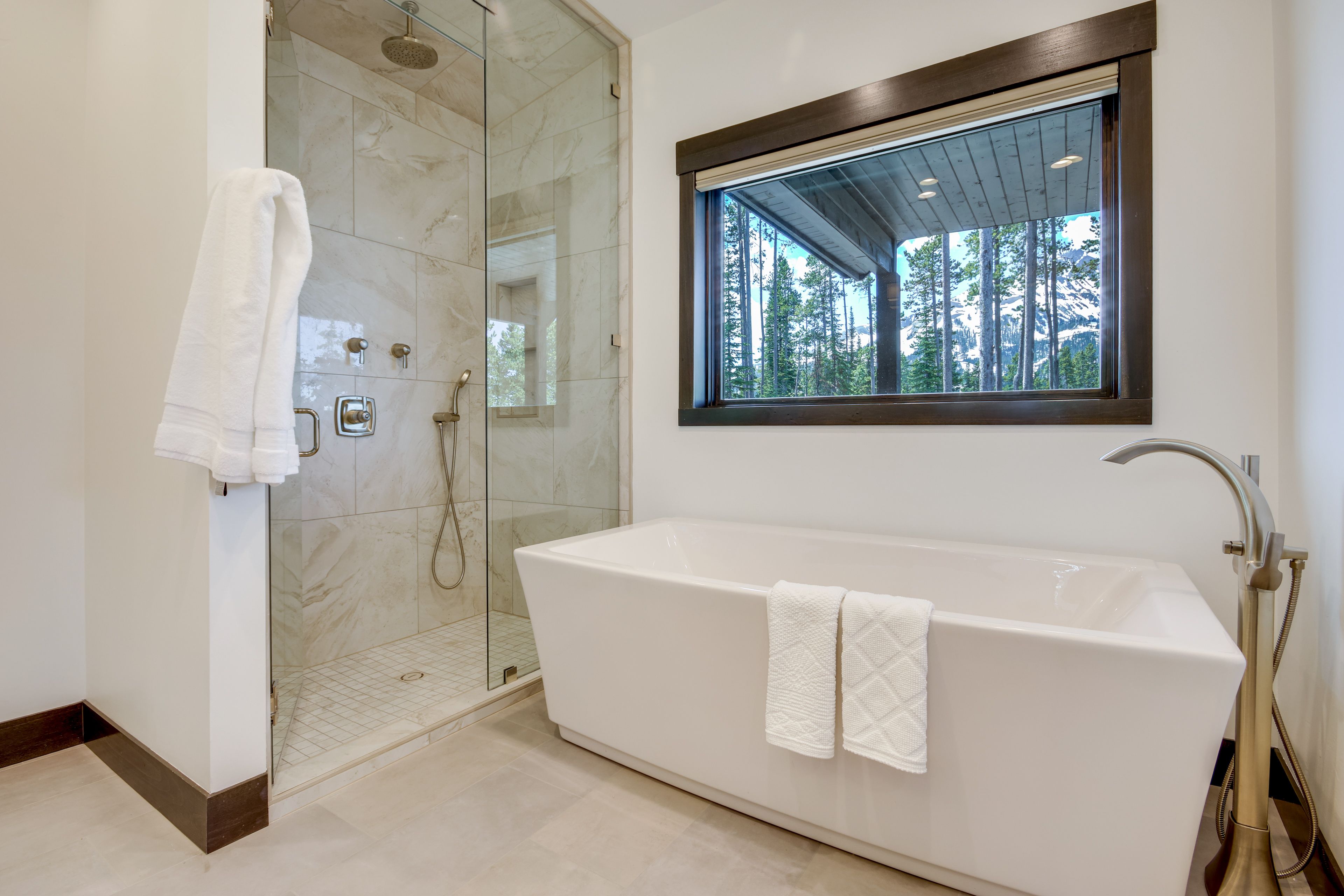 En-Suite Bathroom | Main Floor | Towels Provided
